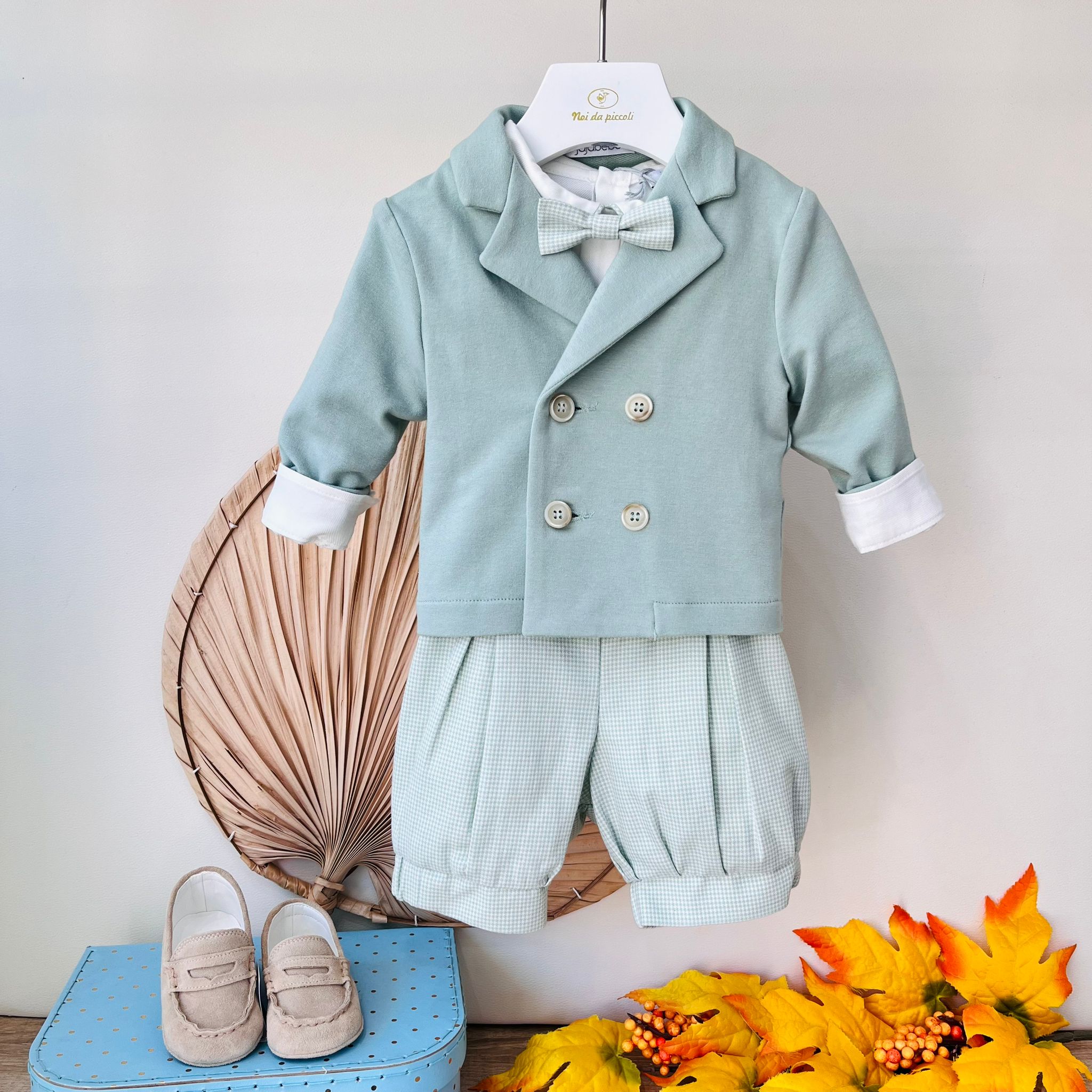 SALOPETTE A QUADRATINI,CAMICIA BIANCA A BODY E GOLFINO A DOPPIO PETTO E PAPILLON VERDE - Noi da piccoli