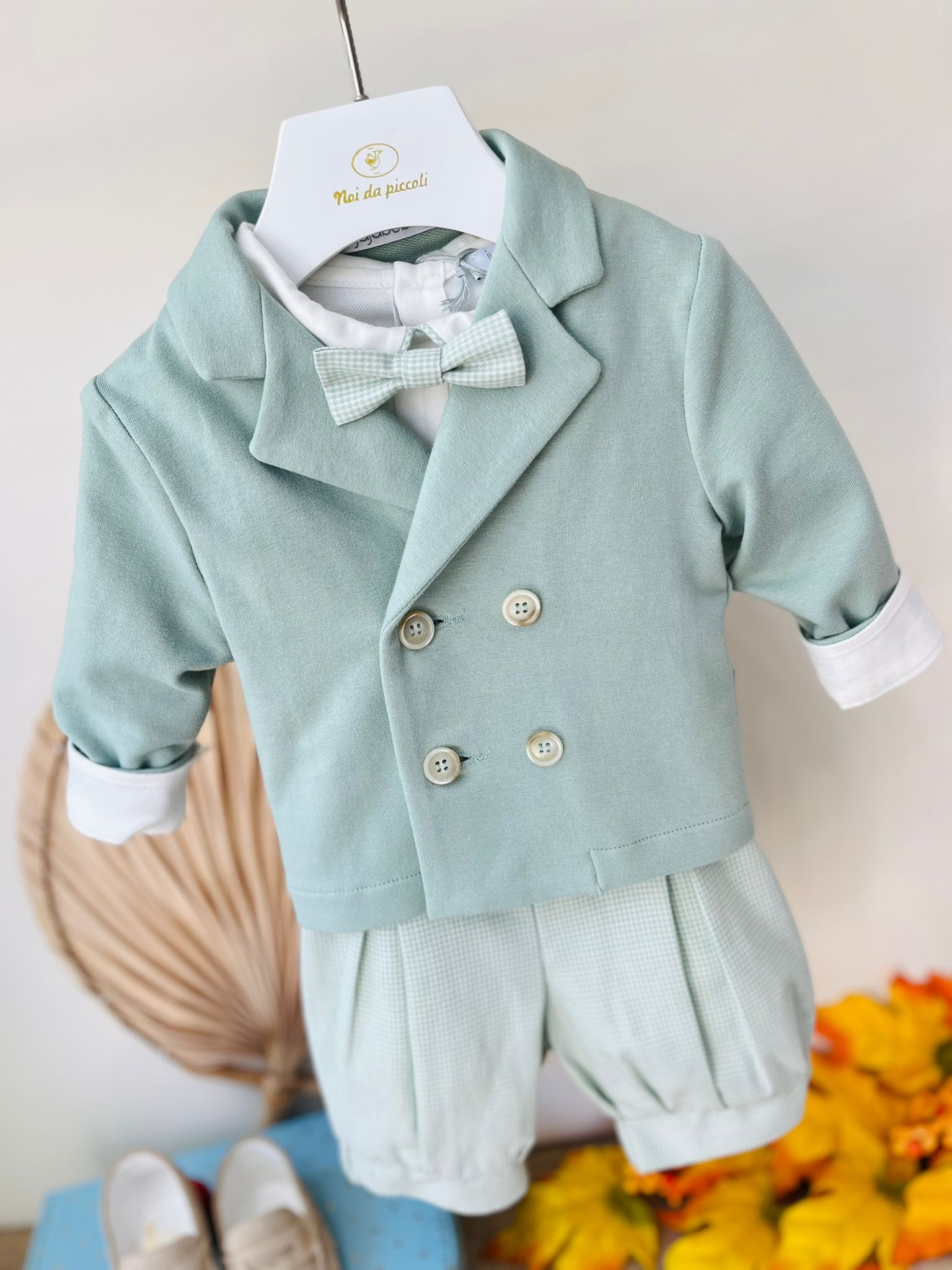 SALOPETTE A QUADRATINI,CAMICIA BIANCA A BODY E GOLFINO A DOPPIO PETTO E PAPILLON VERDE - Noi da piccoli