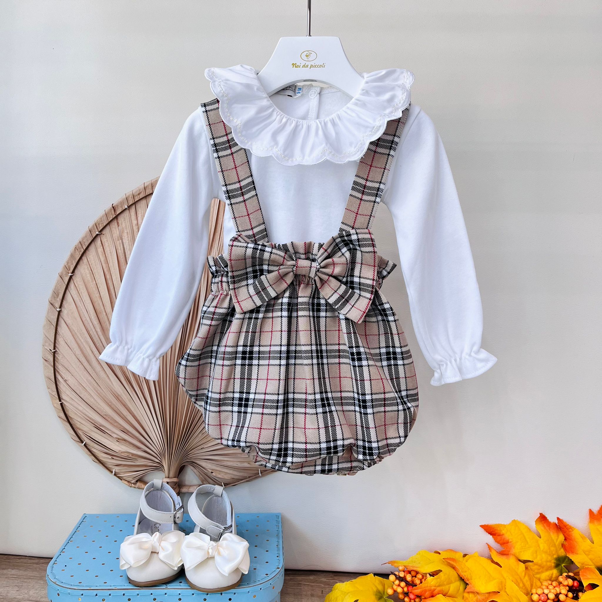 SALOPETTE A QUADRONI CON MAGLIETTINA A BODY BIANCO BEIGE - Noi da piccoli