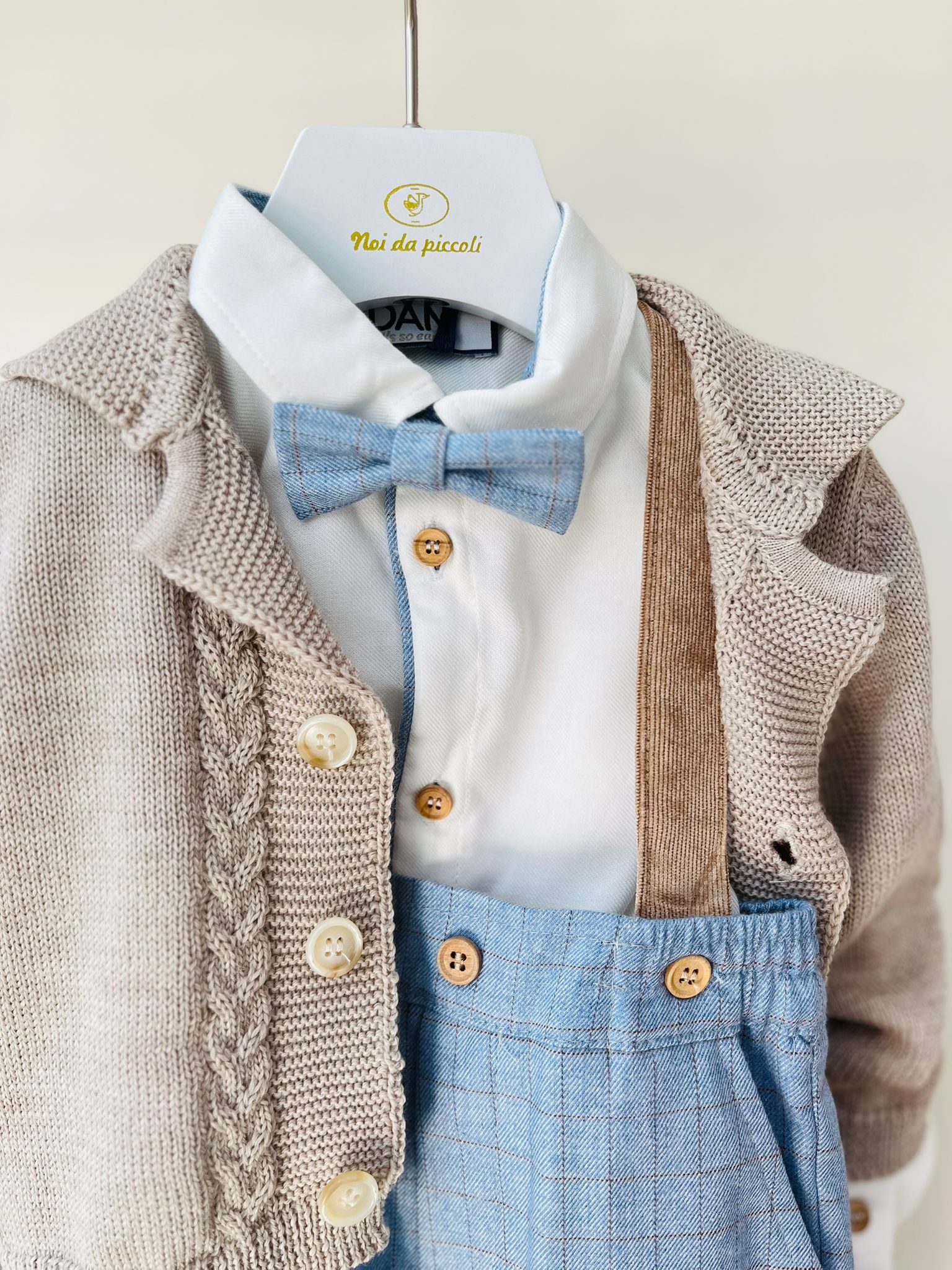 SALOPETTE A QUADRONI,CAMICIA E GOLFINO CON PAPILLON CIELO BEIGE - Noi da piccoli