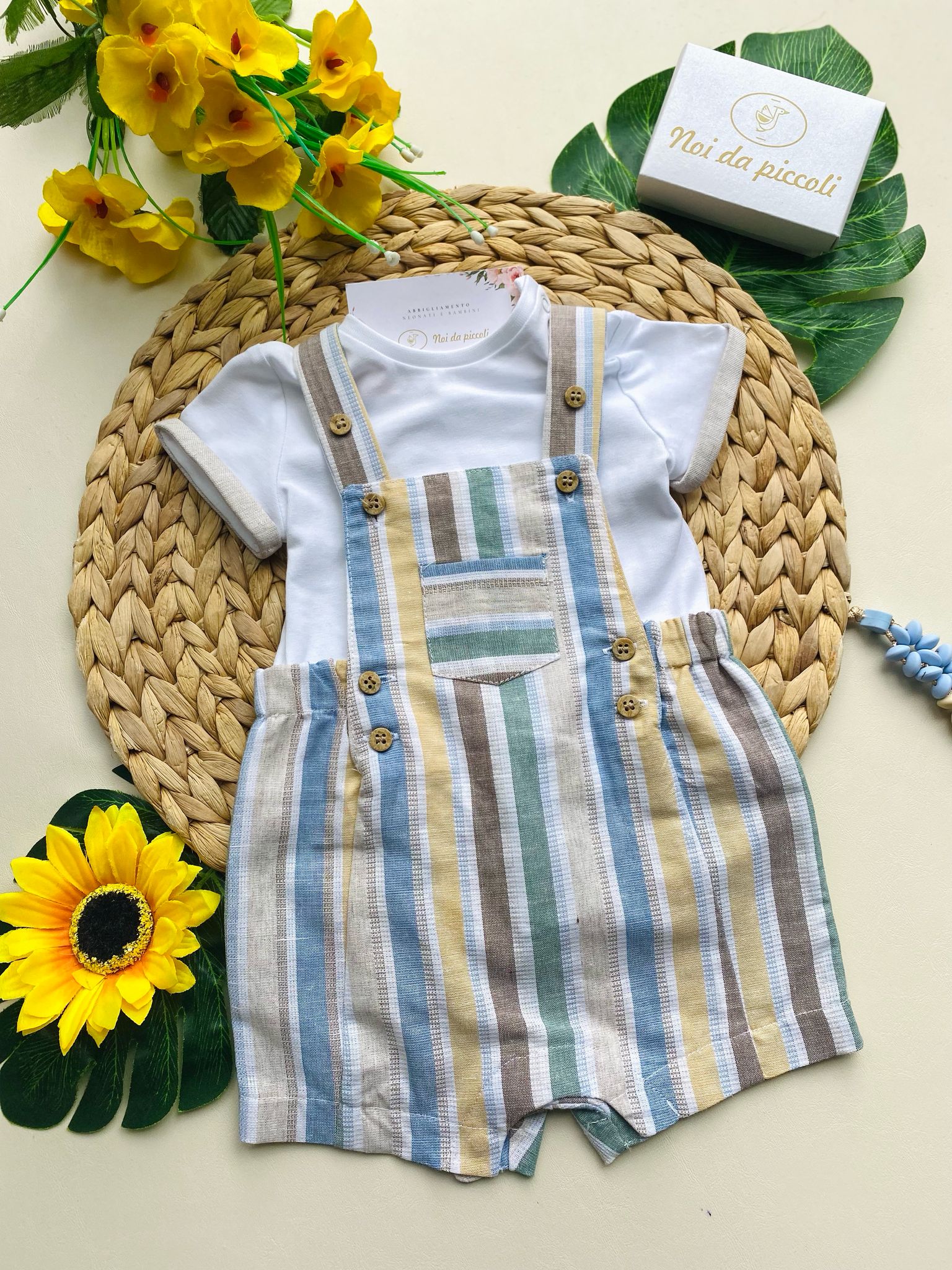 SALOPETTE COLORATA A RIGHE CON MAGLIETTINA BIANCA - Noi da piccoli
