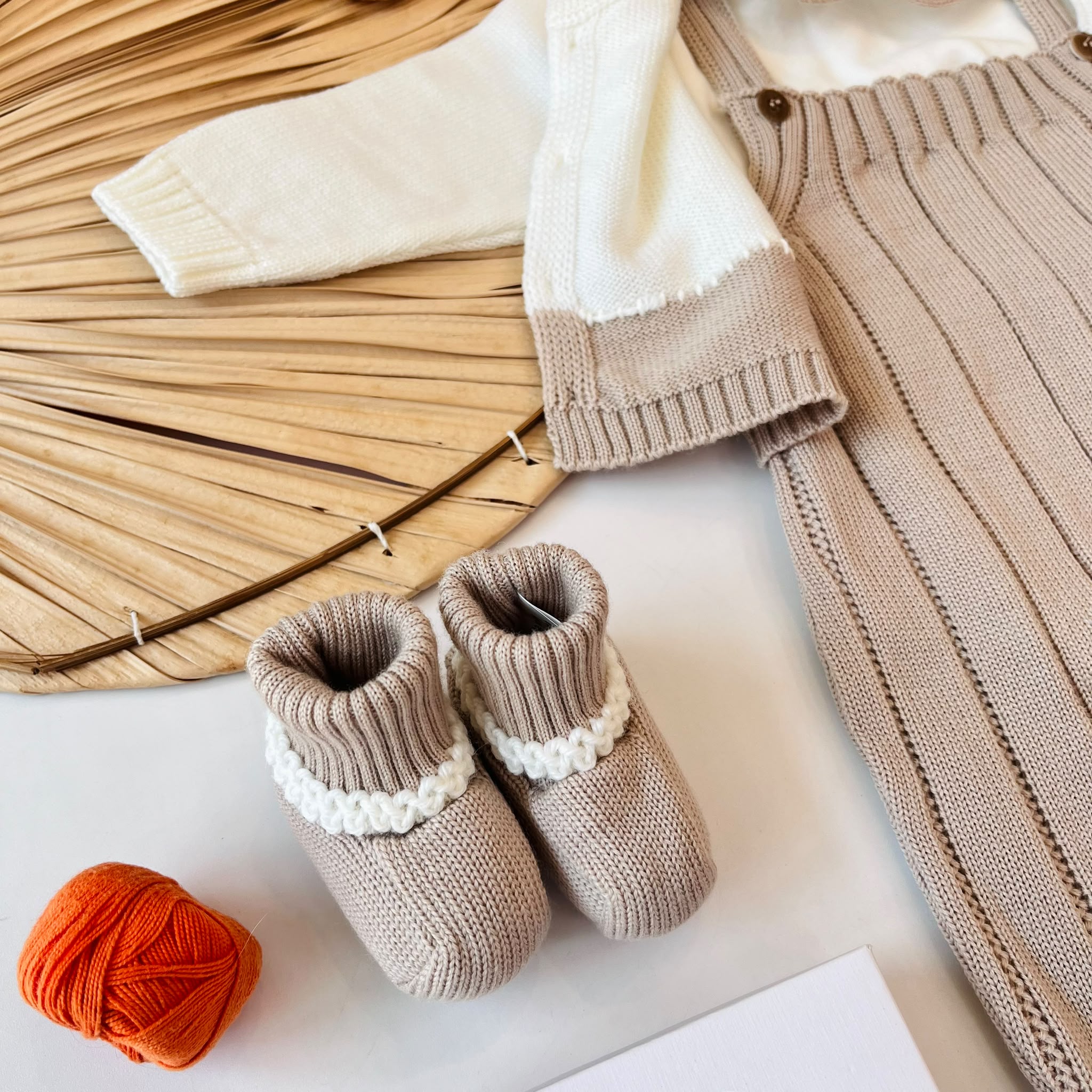 SALOPETTE CON BABBUCCE 100% LANA BEIGE E PANNA - Noi da piccoli