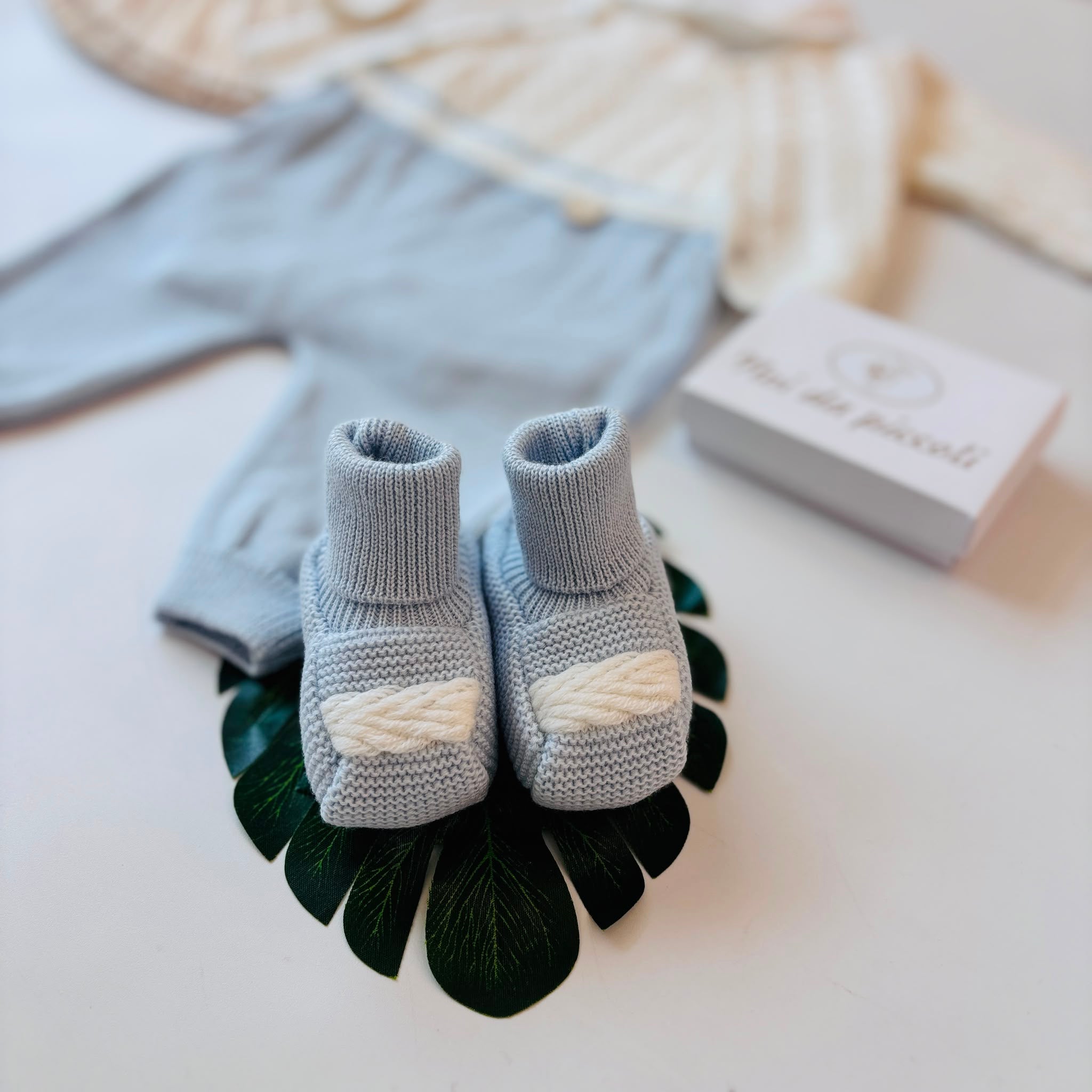 SALOPETTE CON BABBUCCE 100% LANA CIELO E PANNA TRECCE - Noi da piccoli