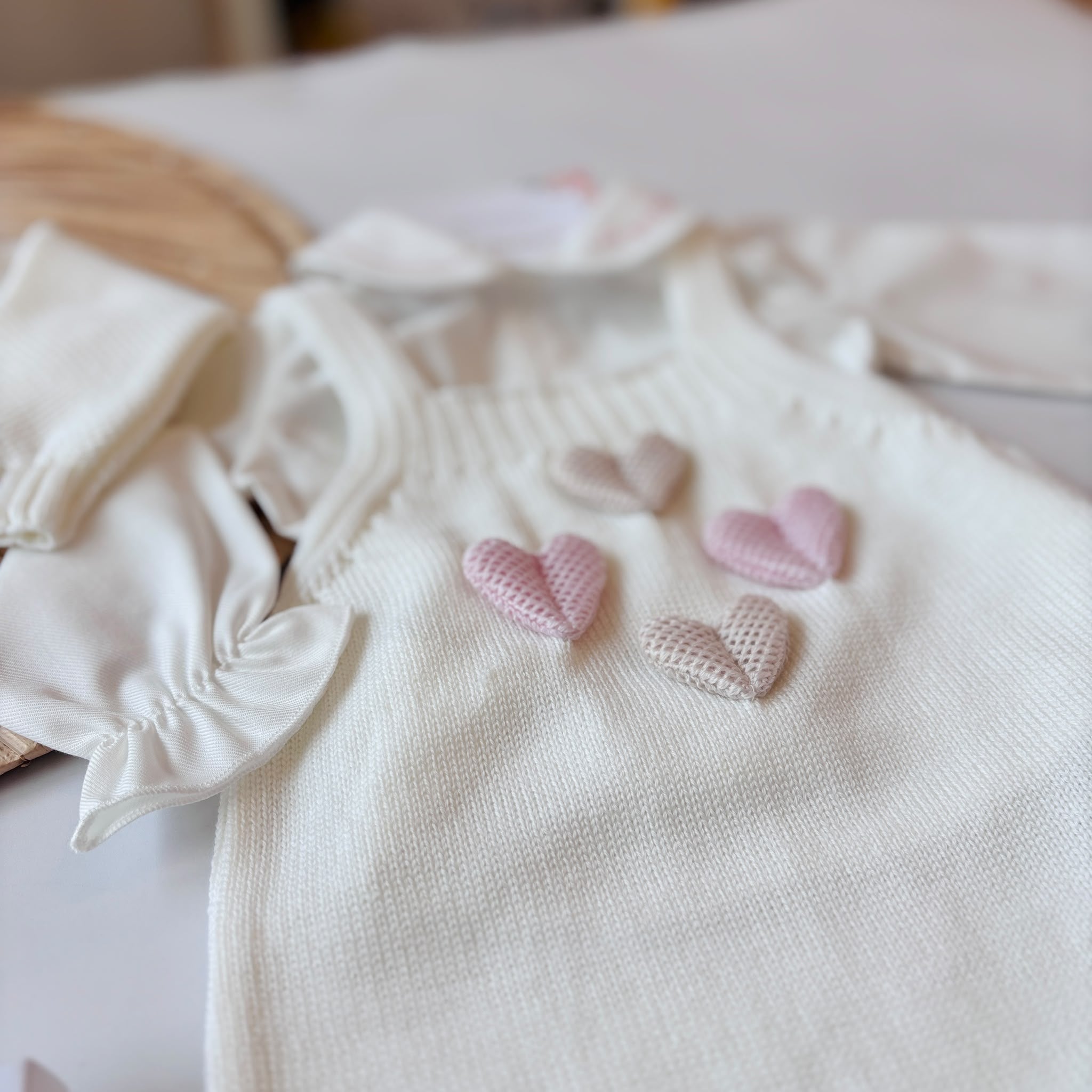 SALOPETTE CON BABBUCCE 100% LANA PANNA ARCO DI CUORI - Noi da piccoli