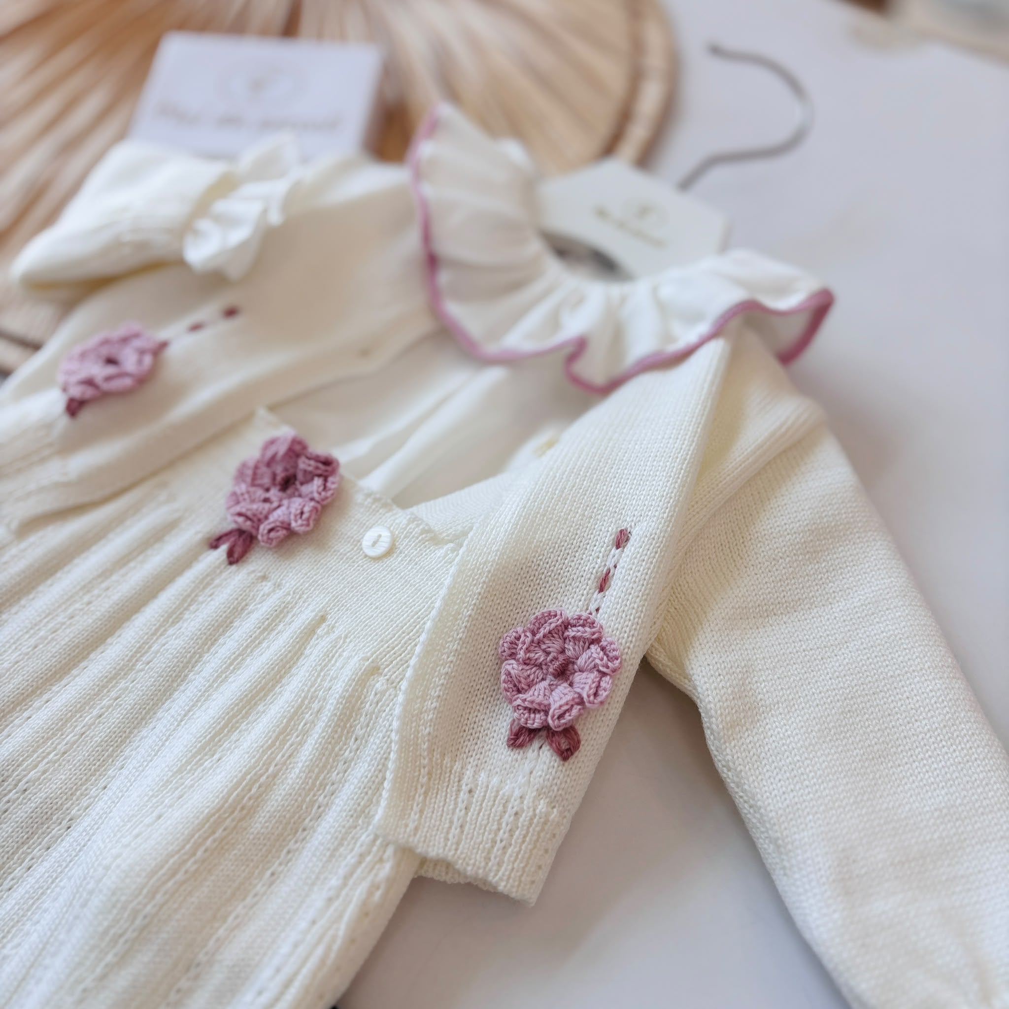 SALOPETTE CON BABBUCCE 100% LANA PANNA FIORI DI MALVA - Noi da piccoli