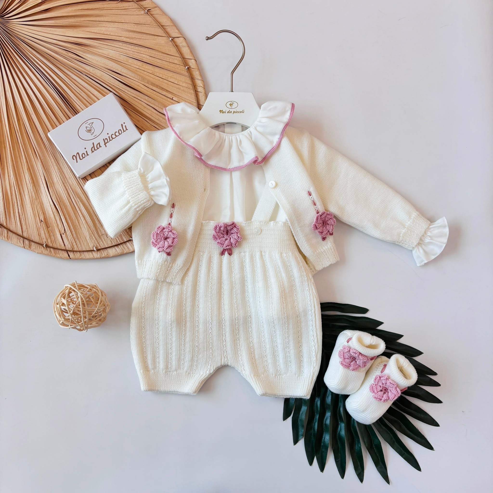 SALOPETTE CON BABBUCCE 100% LANA PANNA FIORI DI MALVA - Noi da piccoli