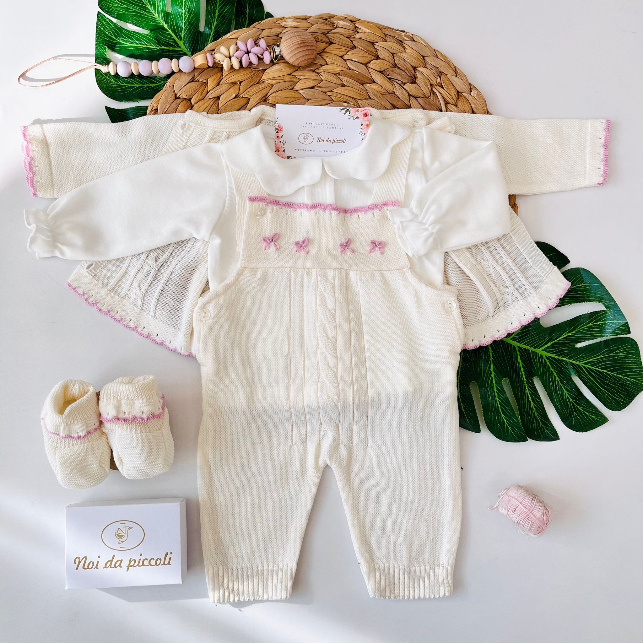 SALOPETTE CON BABBUCCE FILATO CALDO PANNA CICLAMINO - Noi da piccoli