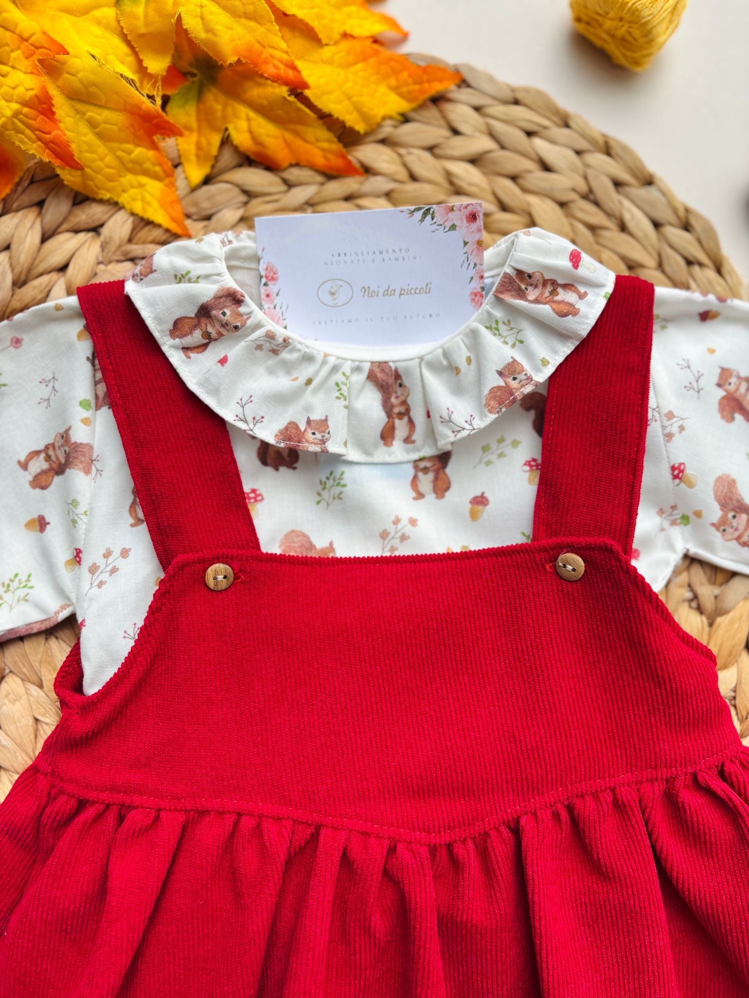 SALOPETTE CON BLUSA CEREZA VELLUTINO A COSTINE ROSSO - Noi da piccoli