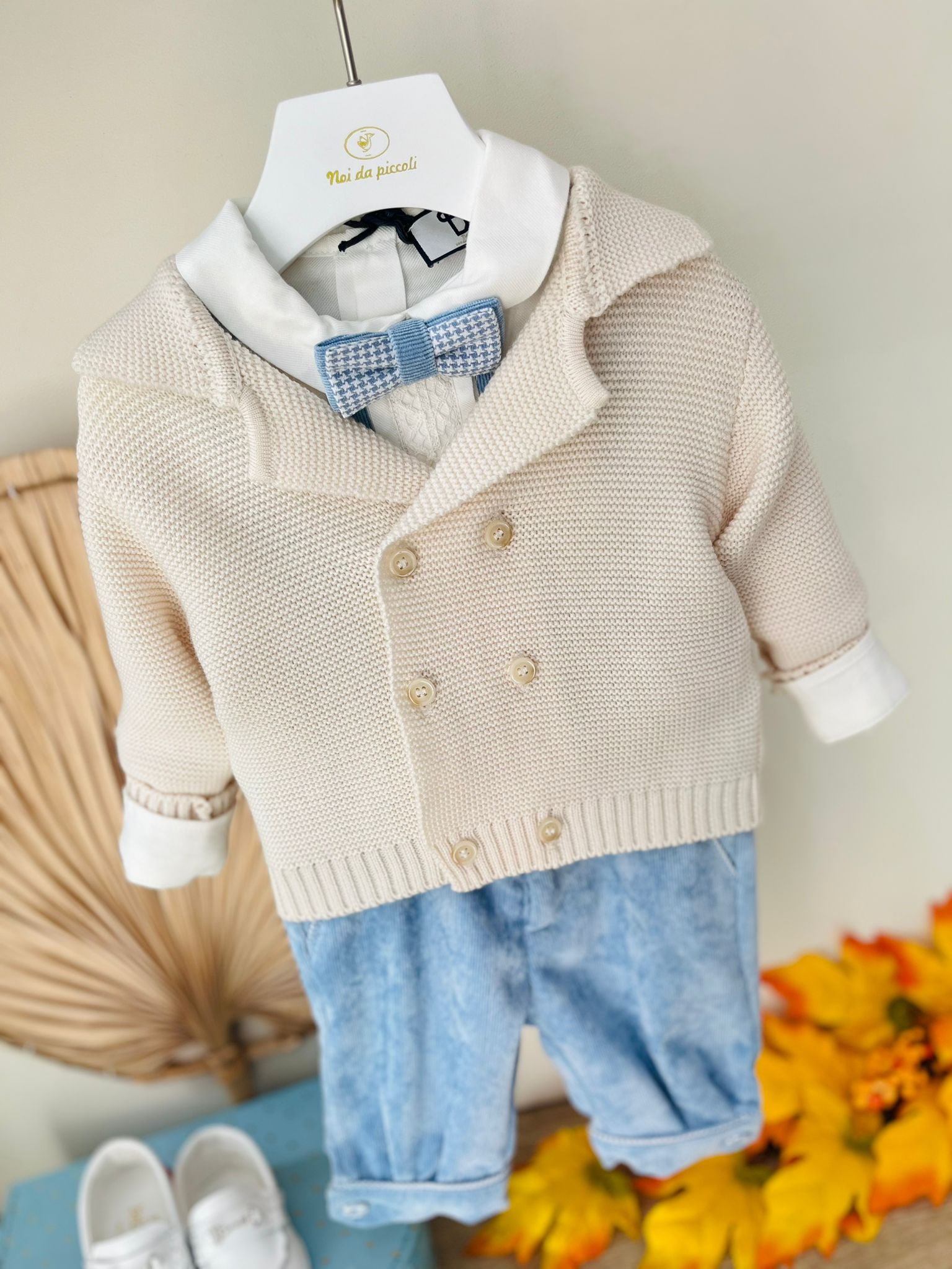 SALOPETTE CON CAMICIA A BODY CON TAGLIO CERIMONIALE,GOLFINO A DOPPIO PETTO E PAPILLON CIELO E CREMA - Noi da piccoli