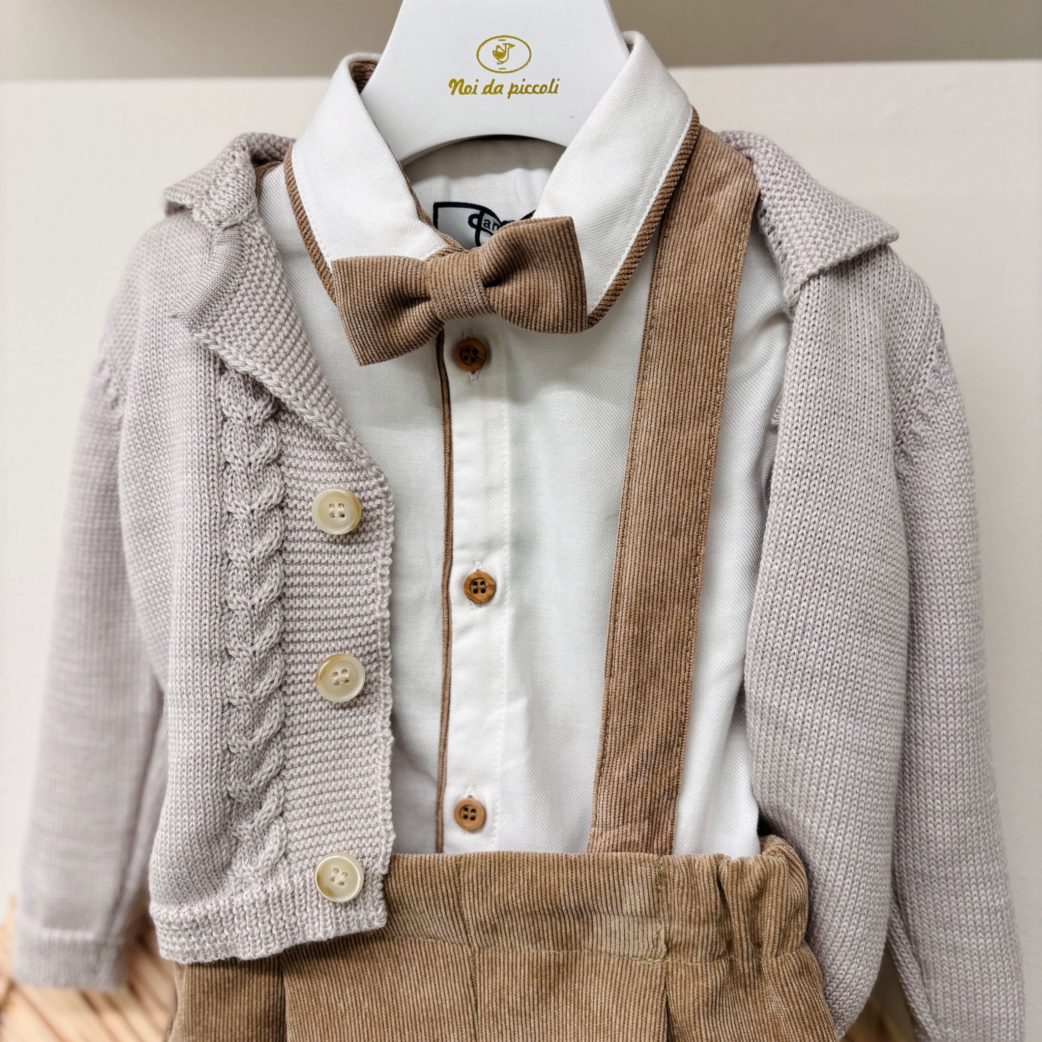 SALOPETTE CON CAMICIA E GOLFINO IN LANA E PAPILLON CAMMELLO - Noi da piccoli