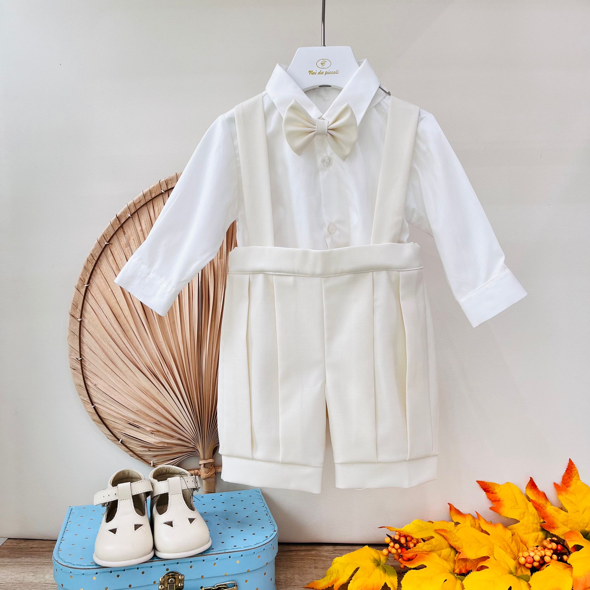 SALOPETTE CON CAMICIA E PAPILLON ABBINATO PANNA - Noi da piccoli