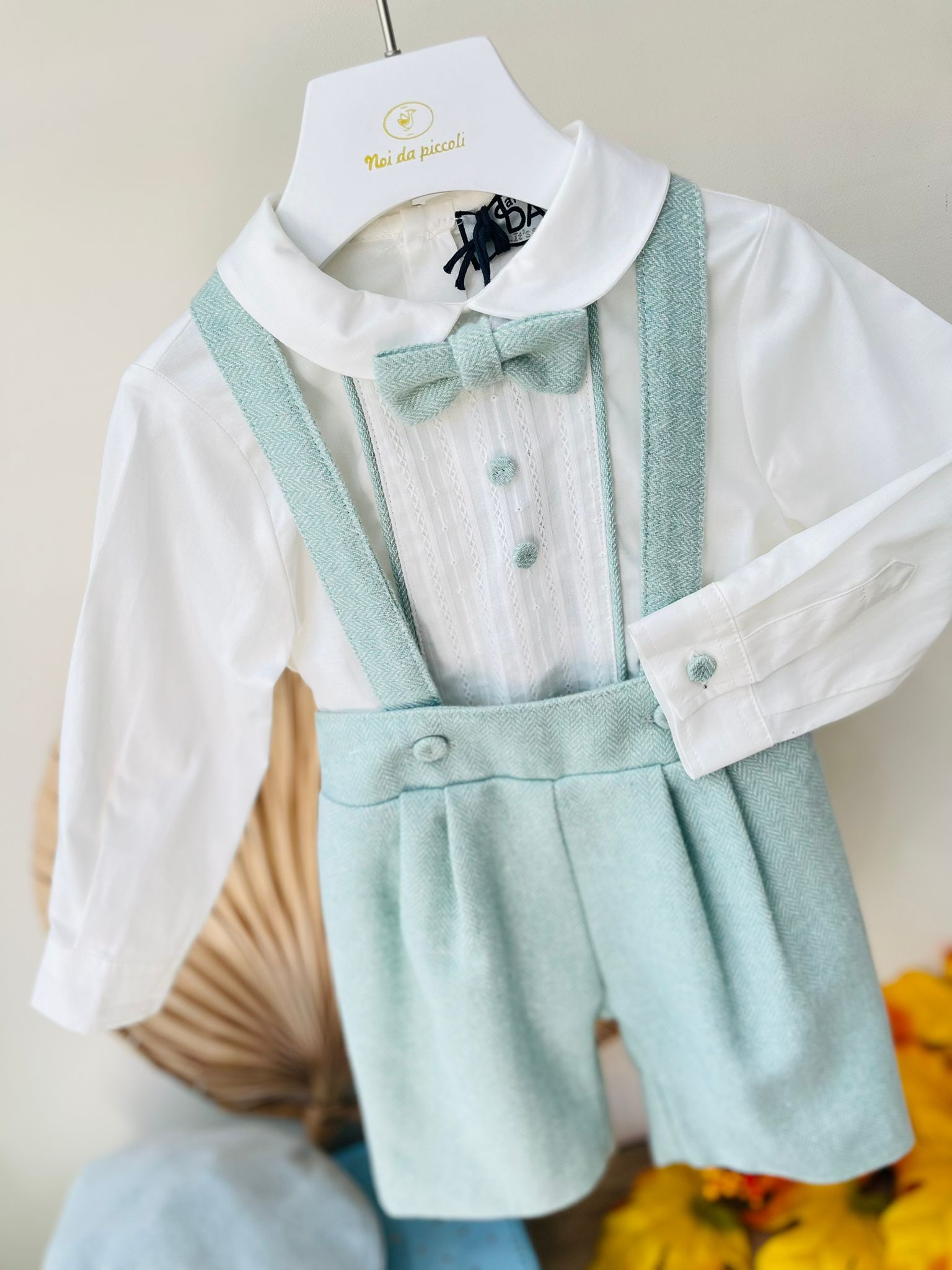 SALOPETTE CON CAMICIA TAGLIO CERIMONIALE E PAPILLON BIANCO VERDE - Noi da piccoli