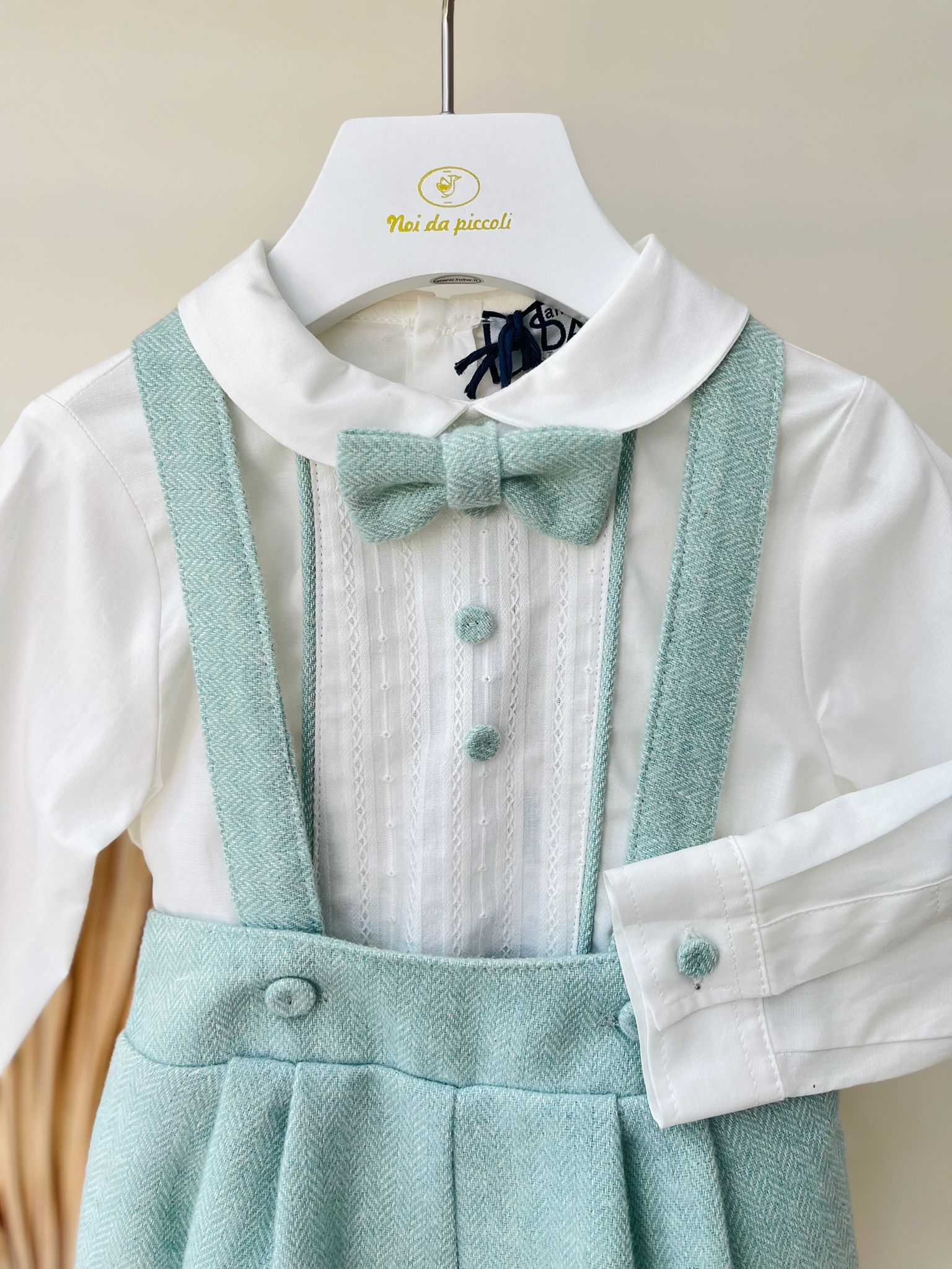 SALOPETTE CON CAMICIA TAGLIO CERIMONIALE E PAPILLON BIANCO VERDE - Noi da piccoli