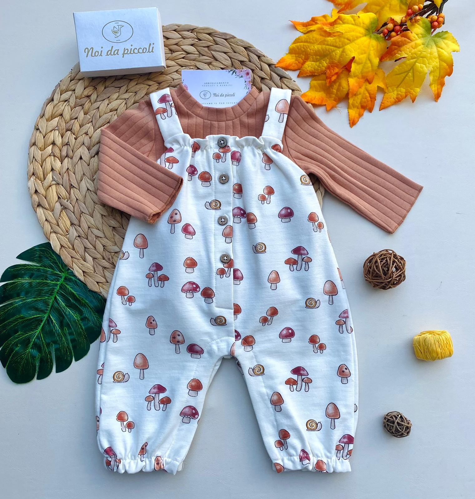 SALOPETTE CON FUNGHETTI E MAGLIETTINA FILATO CALDO BIANCO RUGGINE - Noi da piccoli