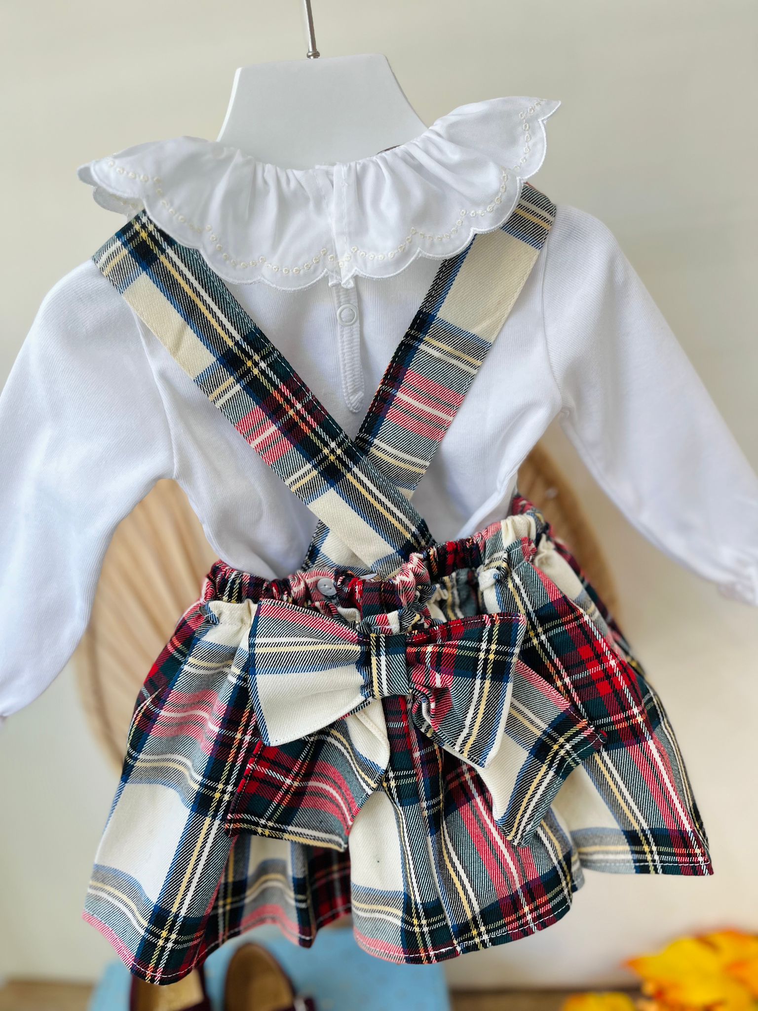SALOPETTE CON MAGLIETTINA A BODY BIANCO E TARTAN - Noi da piccoli