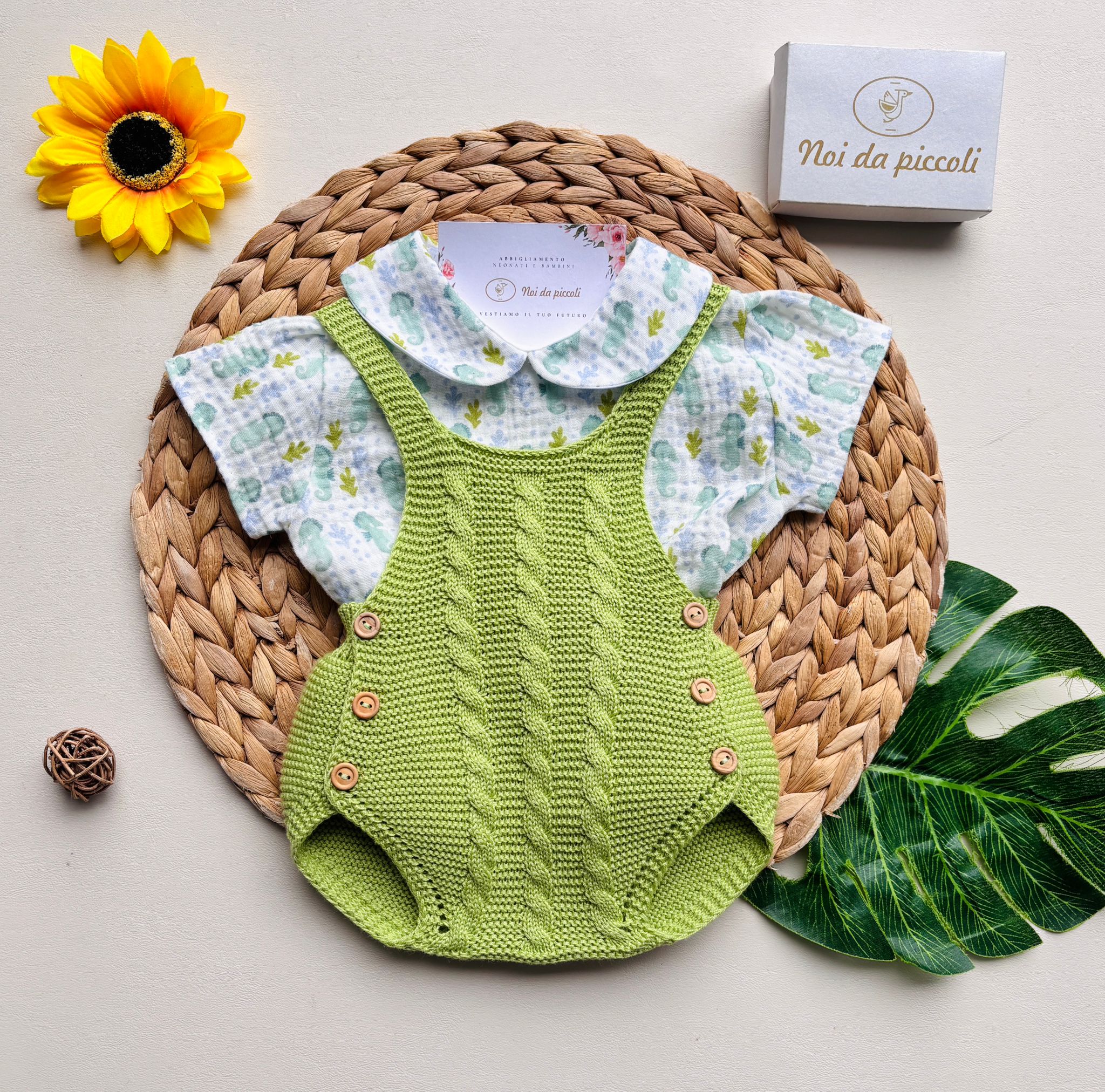 SALOPETTE CORTA CON BOTTONCINI IN FINTO LEGNO E MAGLIETTINA AL DI SOTTO CON ANIMALINI VERDE - Noi da piccoli