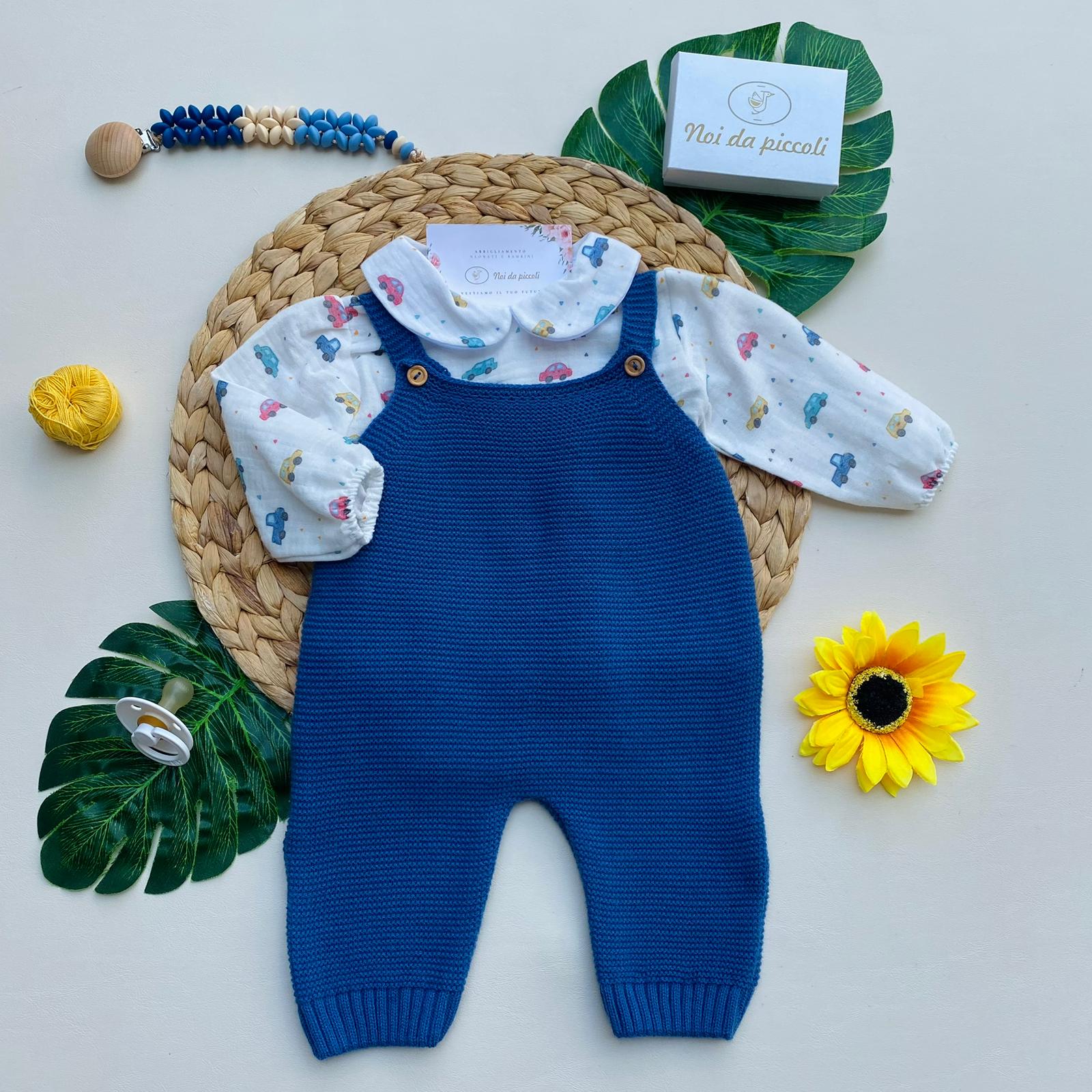 SALOPETTE E CAMICINA CON MACCHININE COLORATE FILATO CALDO BLU COBALTO - Noi da piccoli