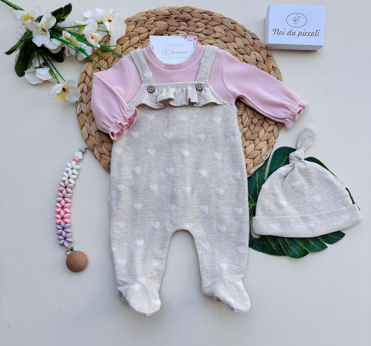 SALOPETTE IN CALDO COTONE CON CUORICII CON CAPPELLINO BEIGE - Noi da piccoli