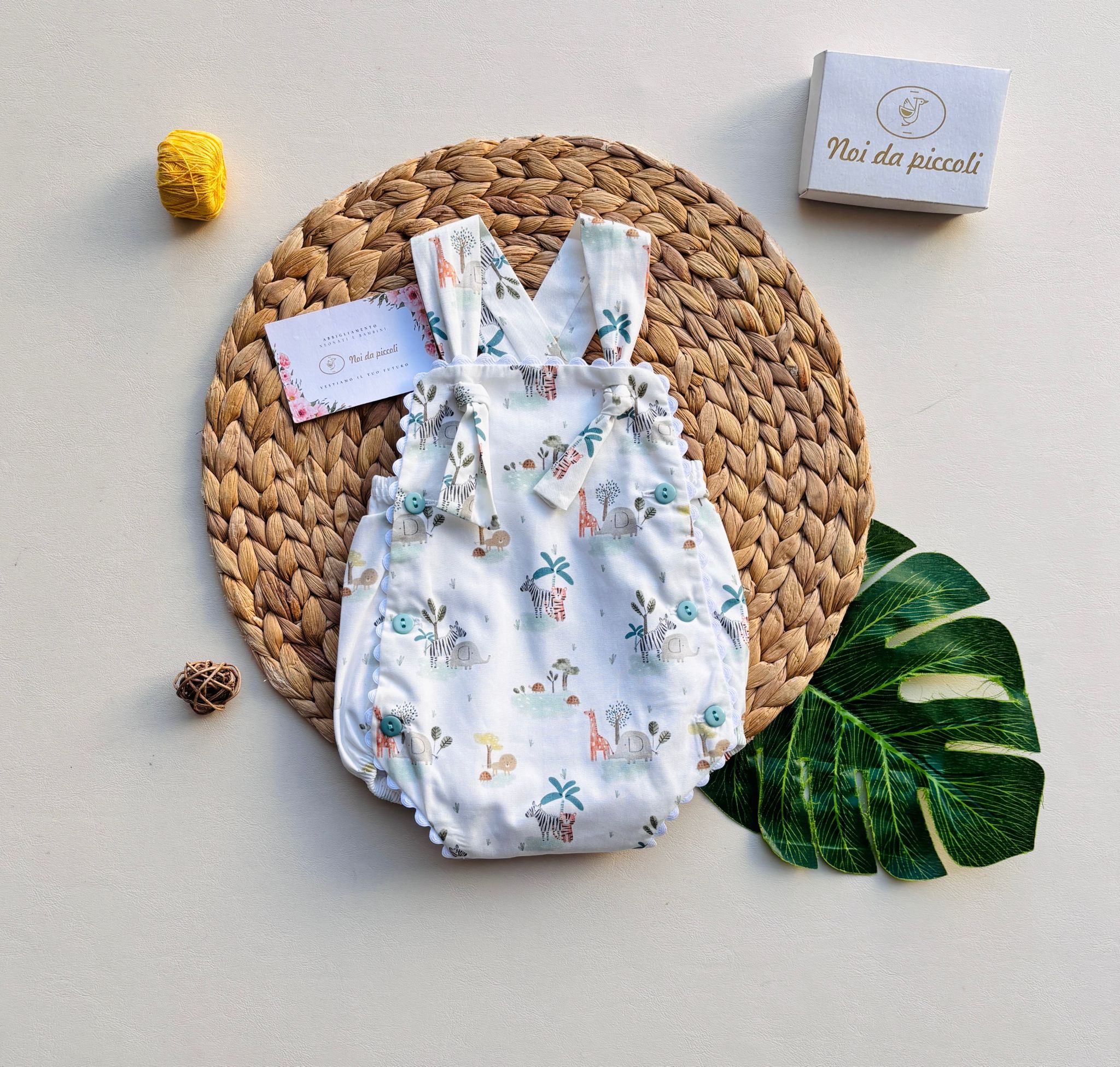 SALOPETTE IN COTONE CON ANIMALI SAFARI E BOTTONCINI VERDE ACQUA - Noi da piccoli