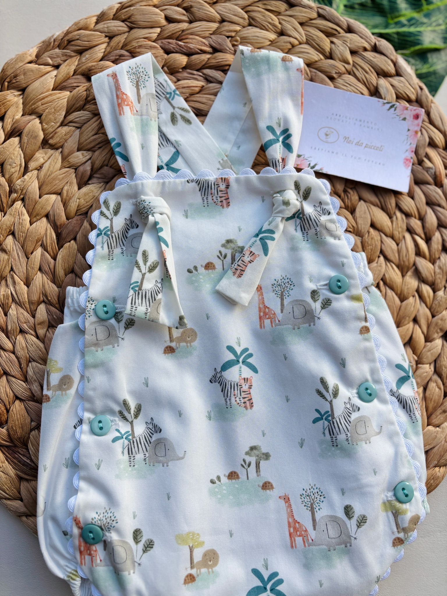 SALOPETTE IN COTONE CON ANIMALI SAFARI E BOTTONCINI VERDE ACQUA - Noi da piccoli