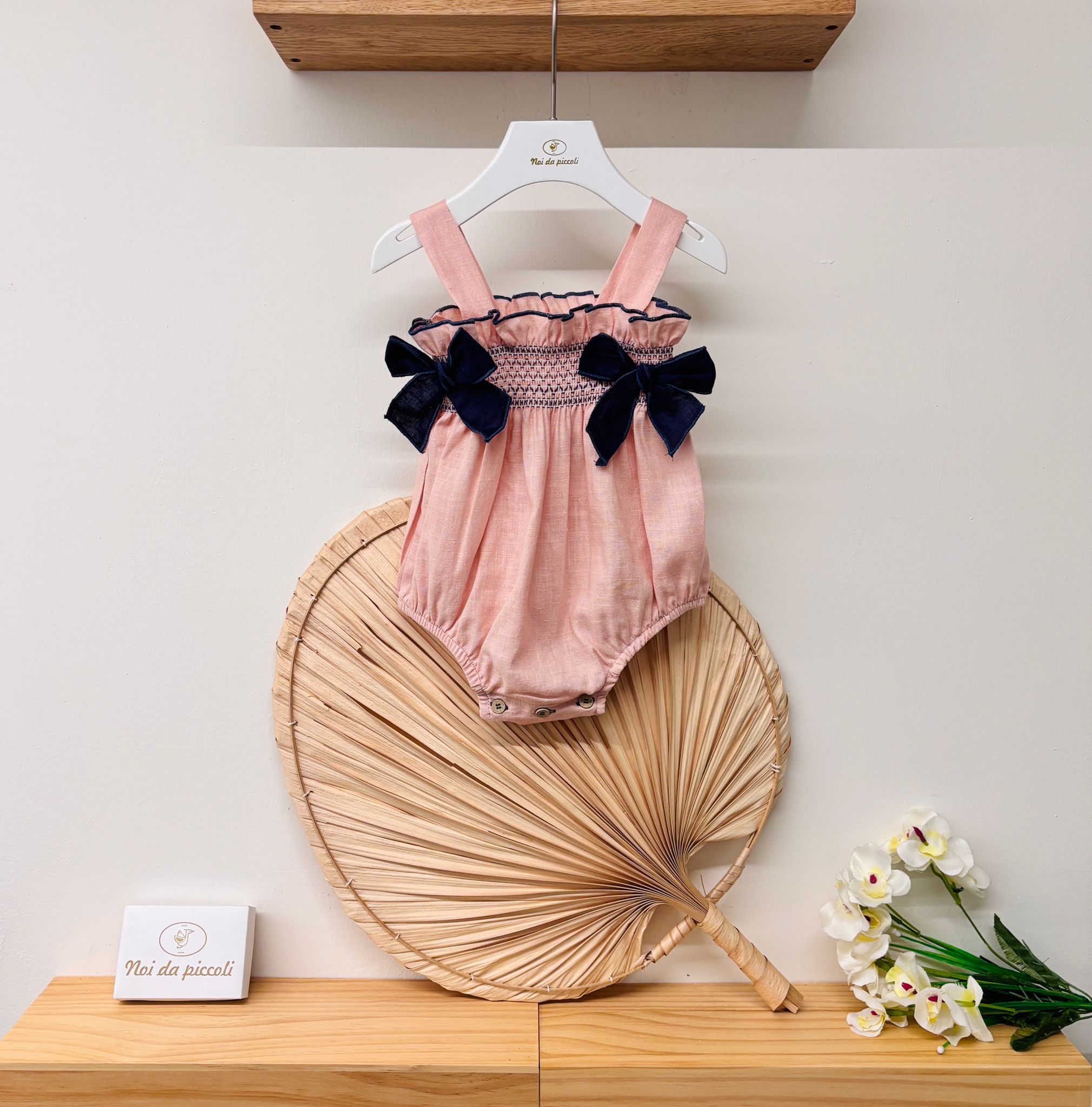 SALOPETTE IN COTONE CON FIOCCHI ROSA - Noi da piccoli
