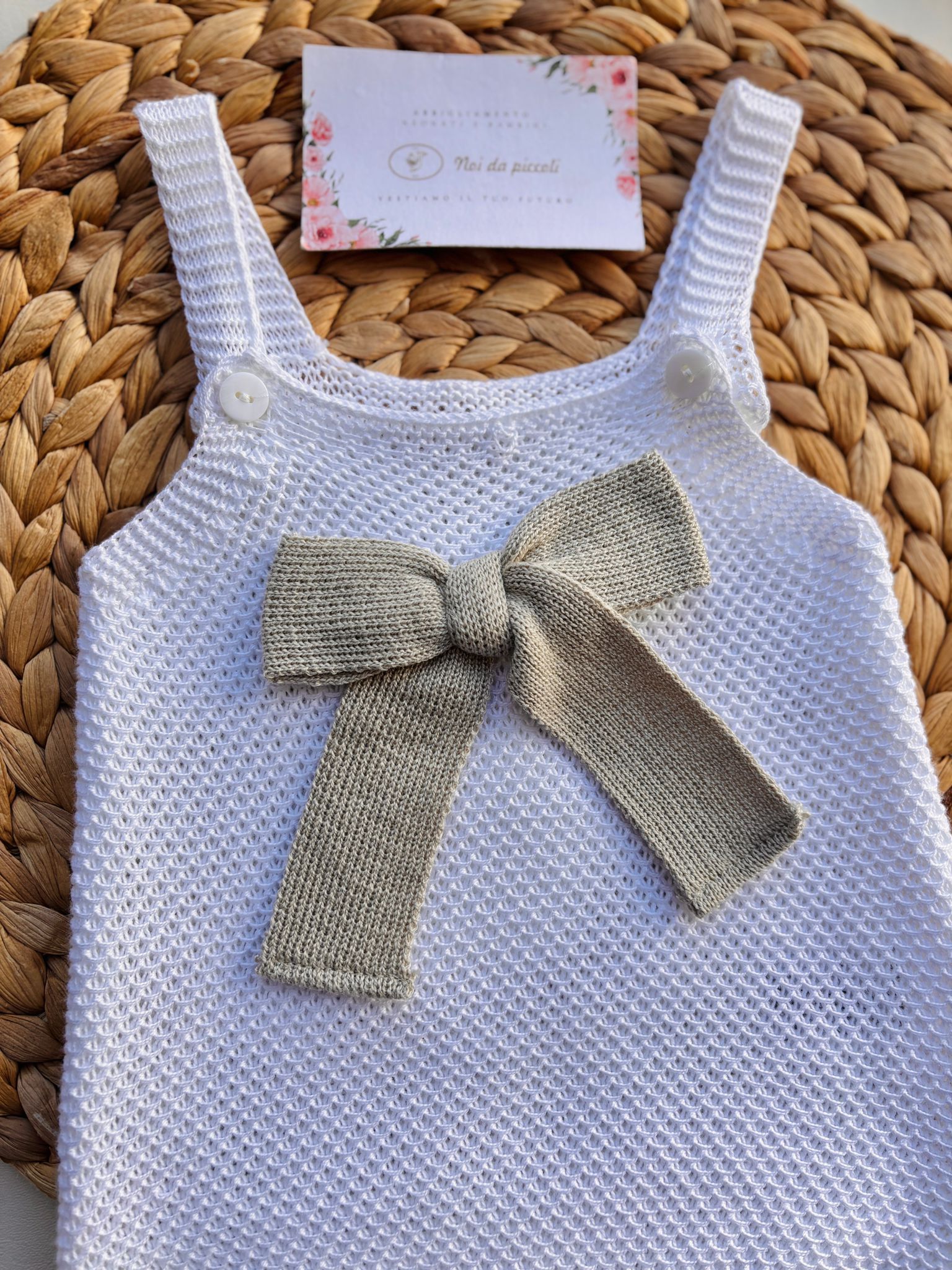 SALOPETTE IN COTONE E ACRILICO CON FIOCCO CENTRALE BIANCO BEIGE - Noi da piccoli