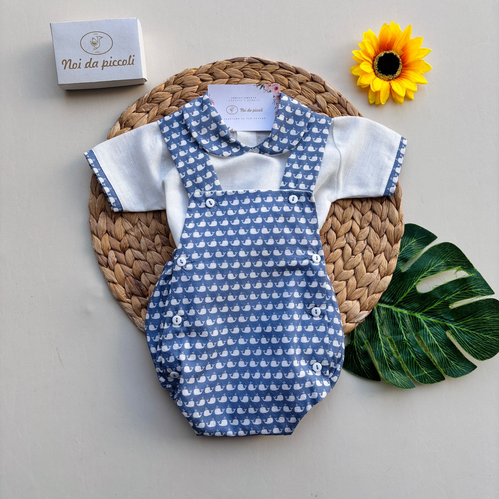 SALOPETTE IN COTONE E LINO CON BALENE E MAGLIETTINA Bianco Cielo - Noi da piccoli