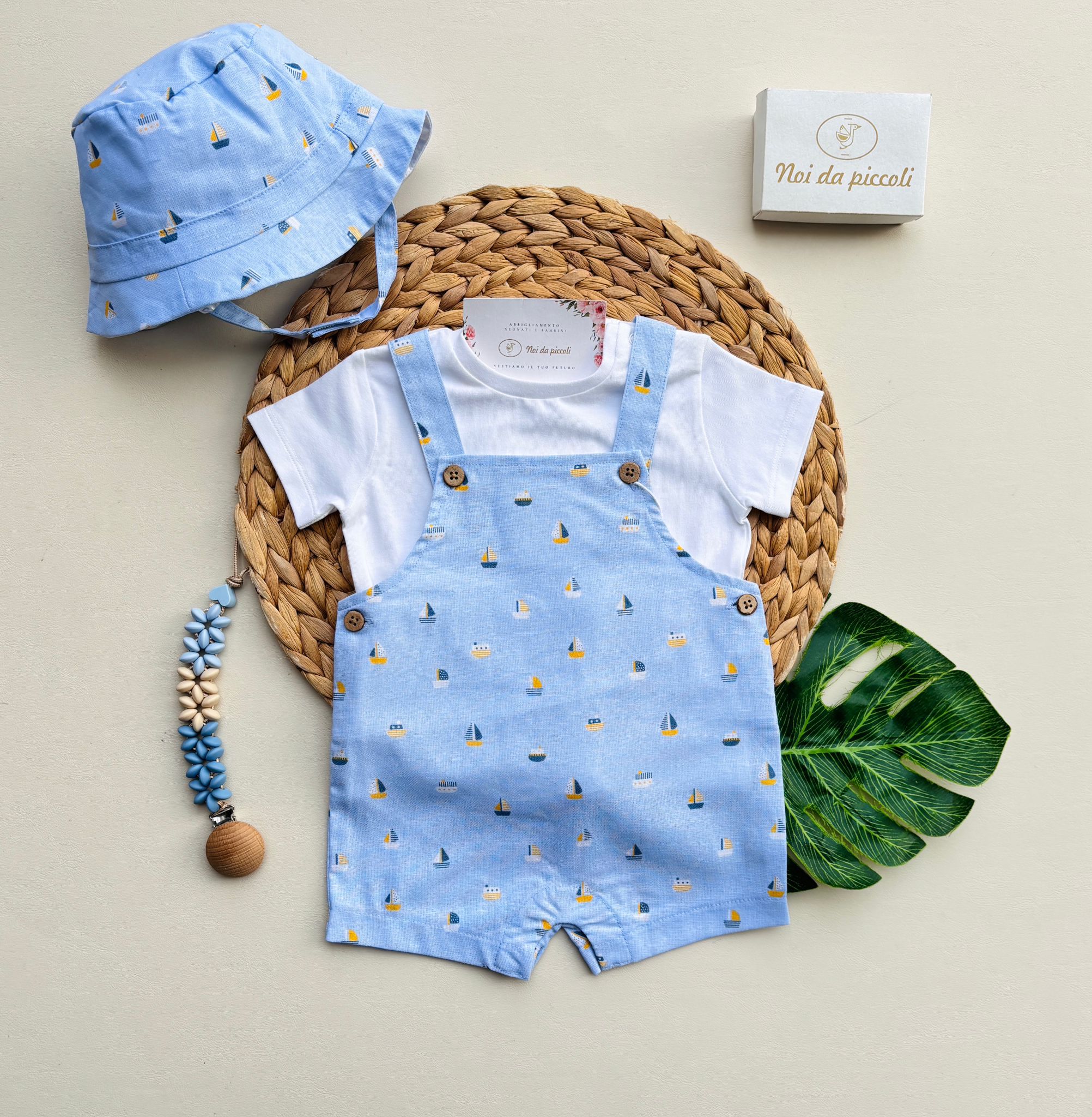 SALOPETTE IN COTONE E LINO CON BARCHETTE E CAPPELLINO ABBINATO E T - SHIRT AZUL - Noi da piccoli