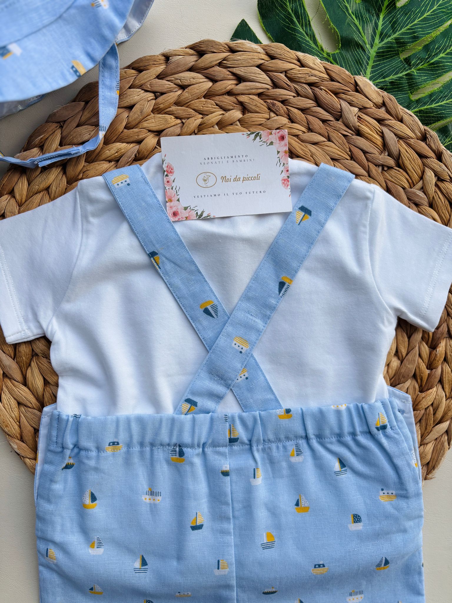 SALOPETTE IN COTONE E LINO CON BARCHETTE E CAPPELLINO ABBINATO E T - SHIRT AZUL - Noi da piccoli