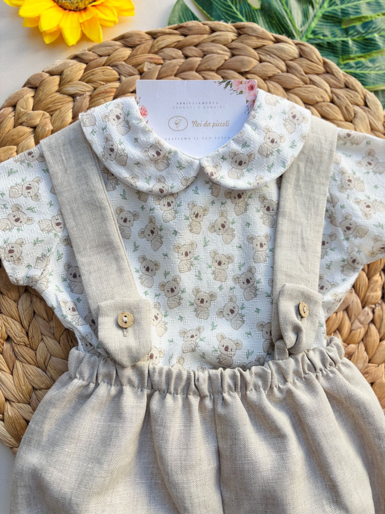 SALOPETTE IN COTONE E LINO CON MAGLIETTINA IN COTONE CON PICCOLI KOALA BEIGE - Noi da piccoli