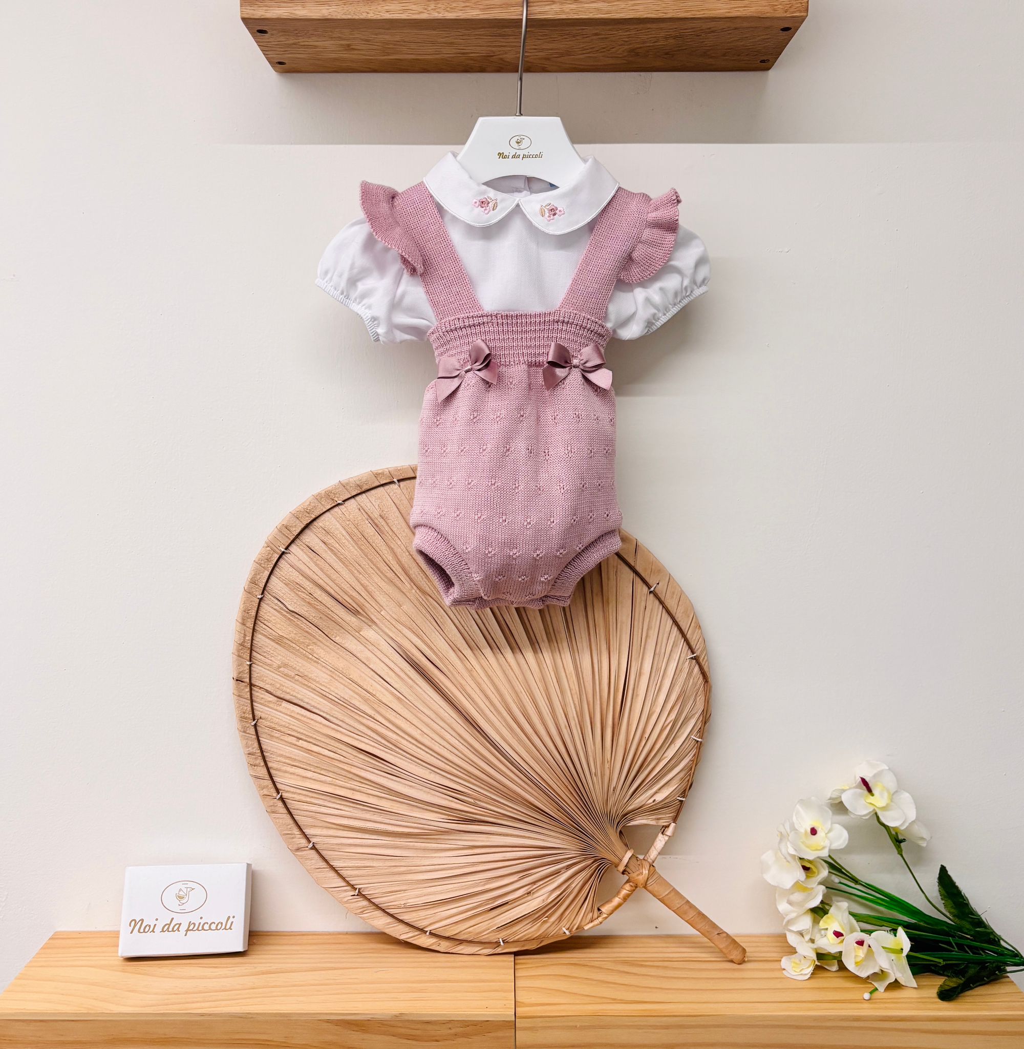 SALOPETTE IN FILO CON MAGLIETTINA BIANCO ROSA - Noi da piccoli