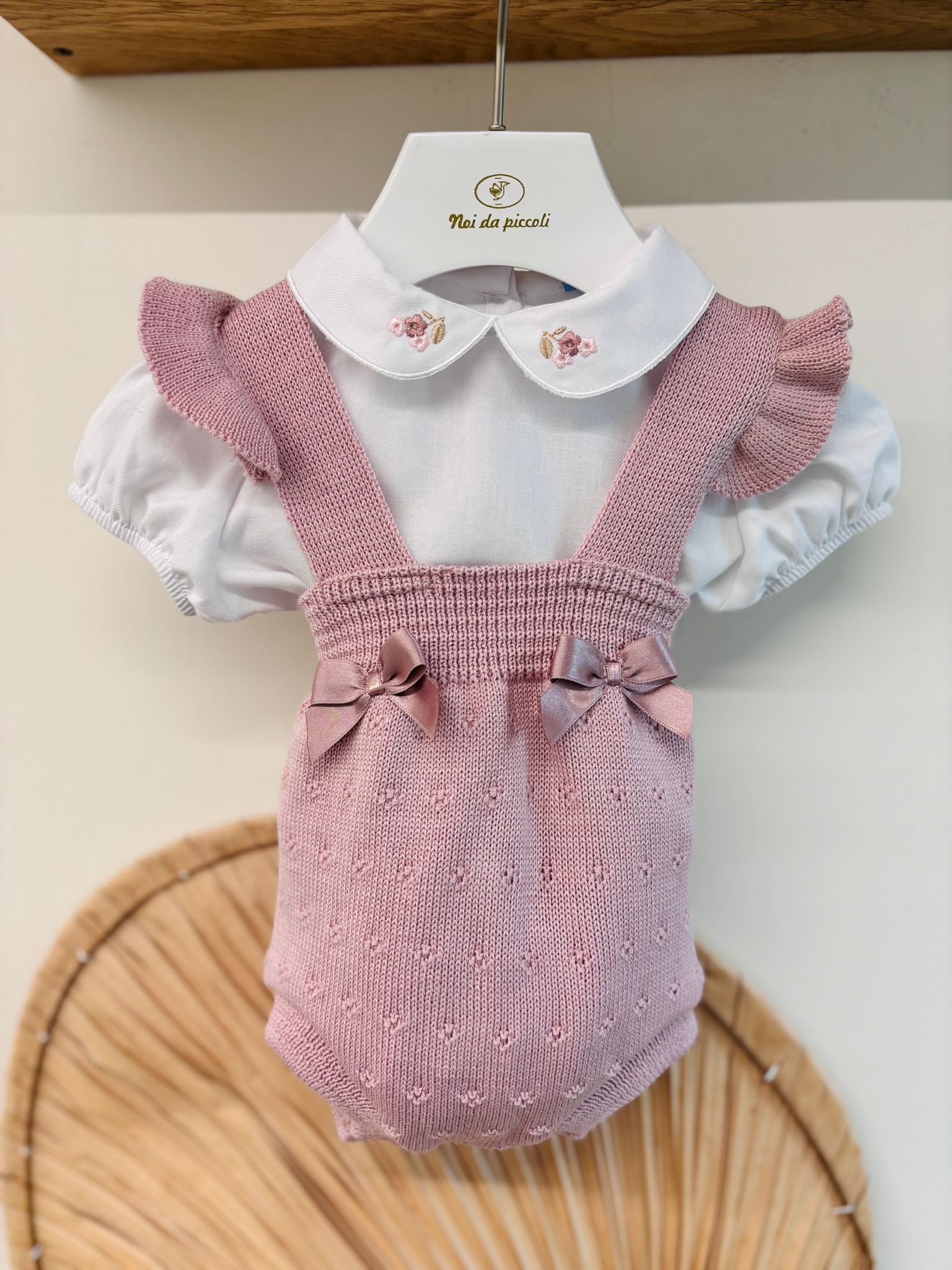 SALOPETTE IN FILO CON MAGLIETTINA BIANCO ROSA - Noi da piccoli