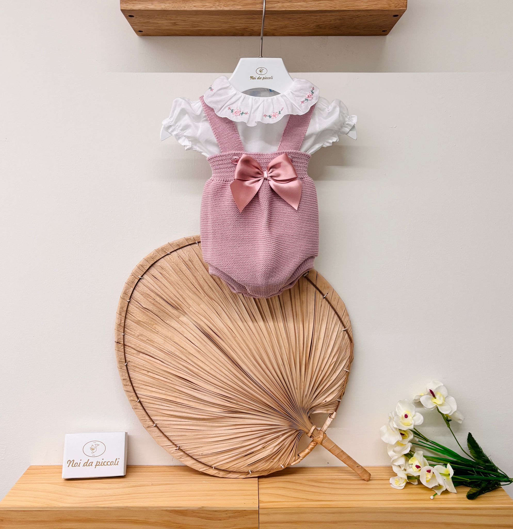 SALOPETTE IN FILO CON MAGLIETTINA BIANCO ROSA - Noi da piccoli