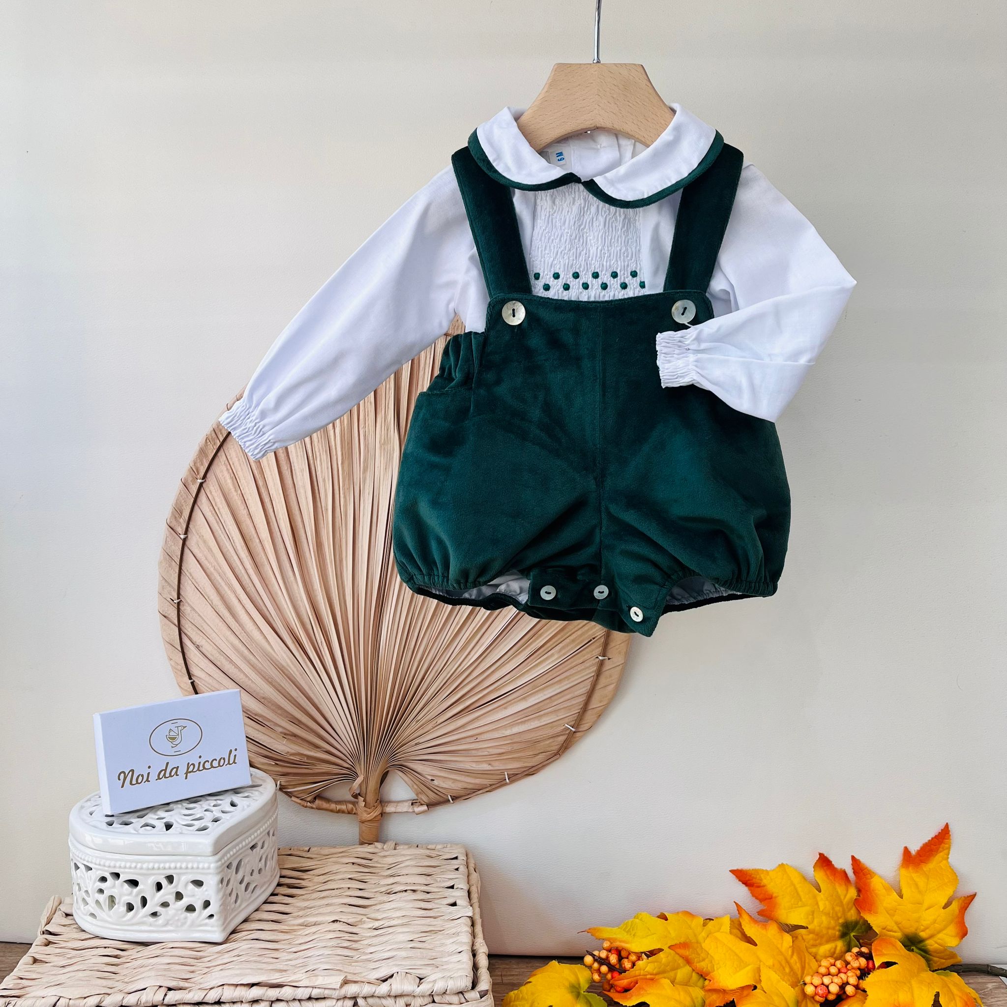 SALOPETTE IN VELLUTINO CON CAMICINA VERDE - Noi da piccoli