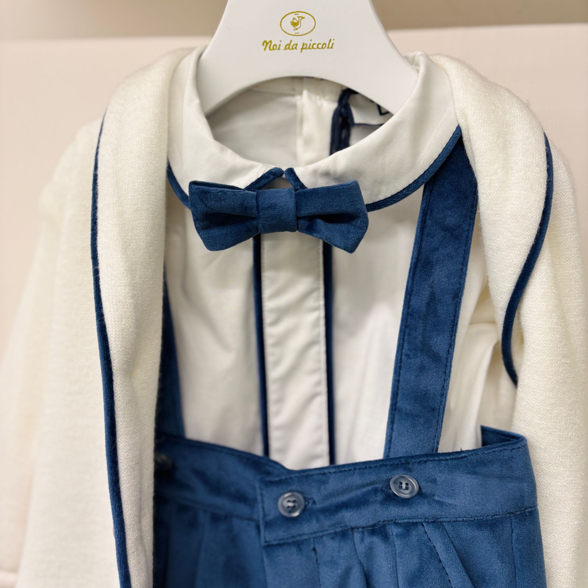 SALOPETTE IN VELLUTINO,CAMICIA E GOLFINO IN LANA CON PAPILLON BIANCO E AVION - Noi da piccoli