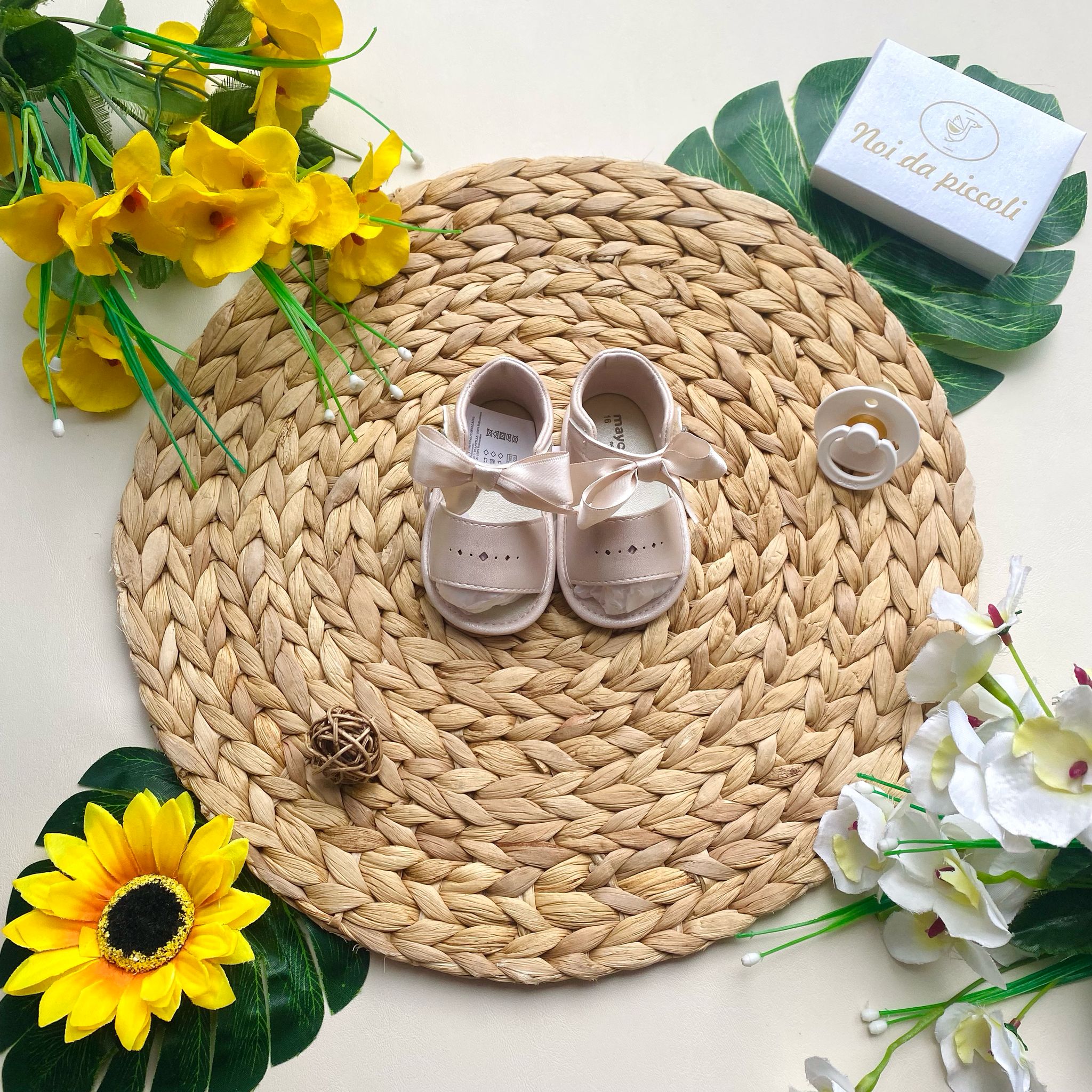 SANDALO BEIGE CON FIOCCHETTINI CENTRALI - Noi da piccoli