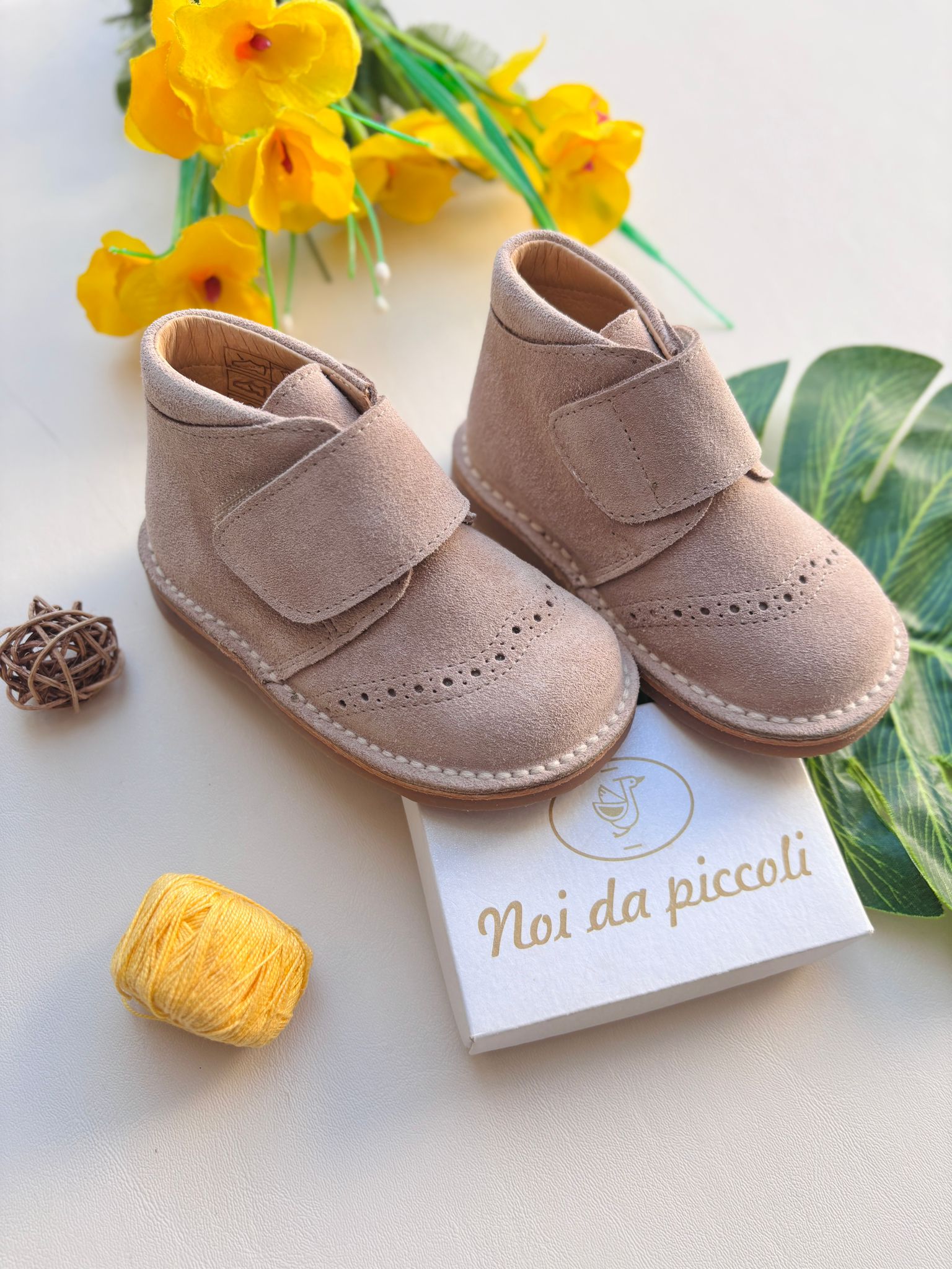 SCARPA A STIVALETTO IN CAMOSCIO CON STRAPPO BEIGE - Noi da piccoli