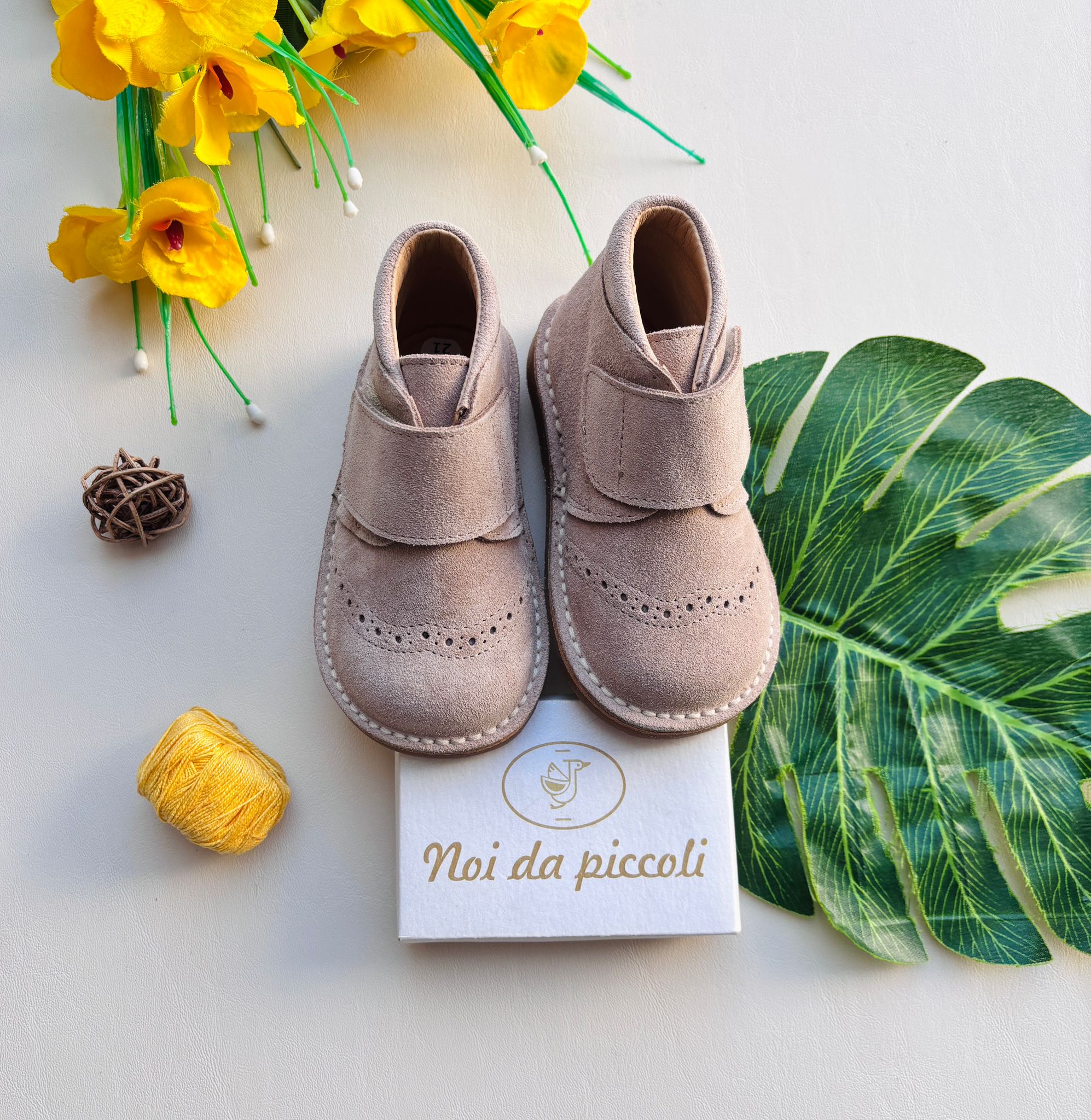 SCARPA A STIVALETTO IN CAMOSCIO CON STRAPPO BEIGE - Noi da piccoli