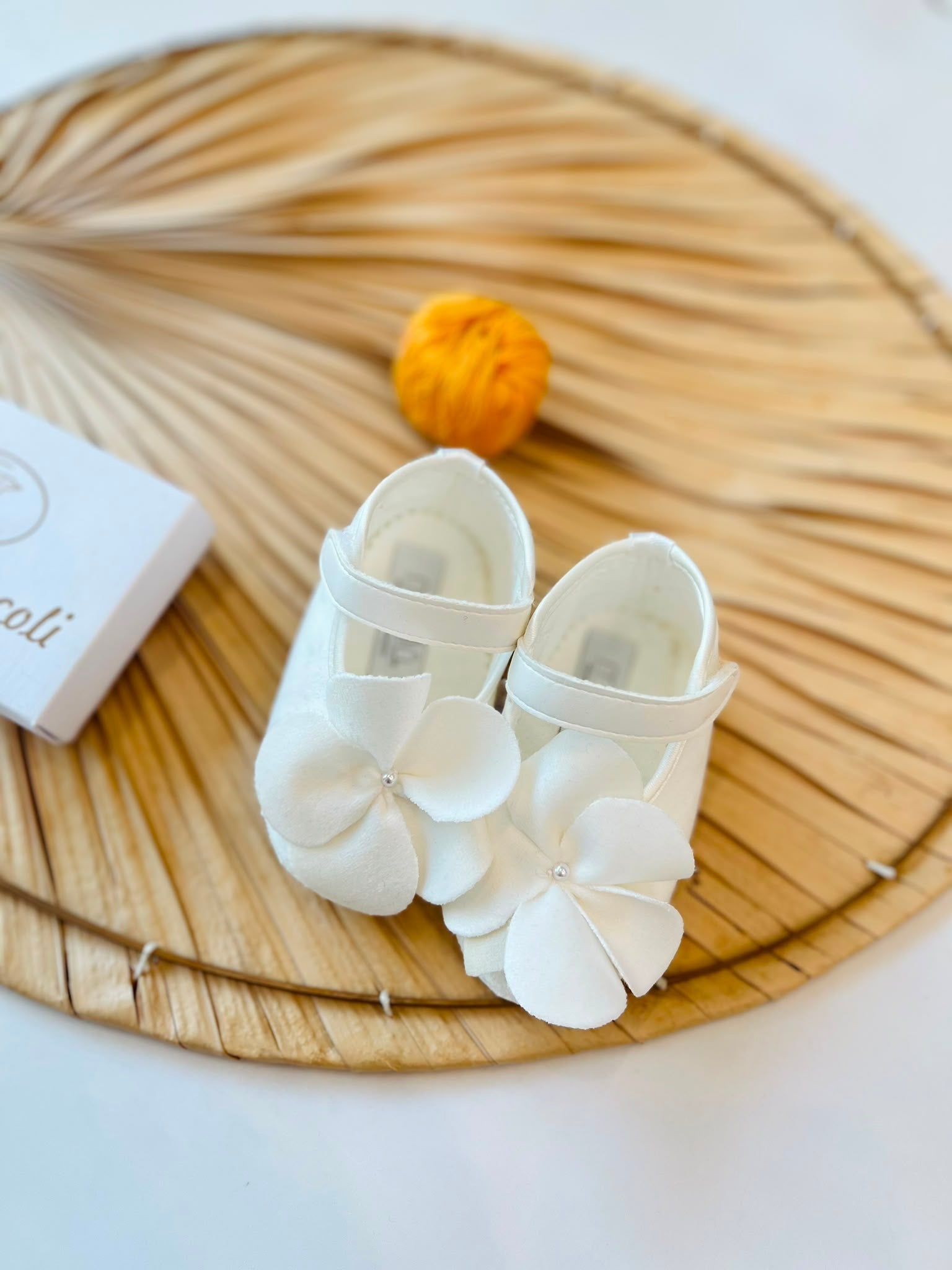 SCARPA BAMBOLINA CON FIORE PANNA - Noi da piccoli
