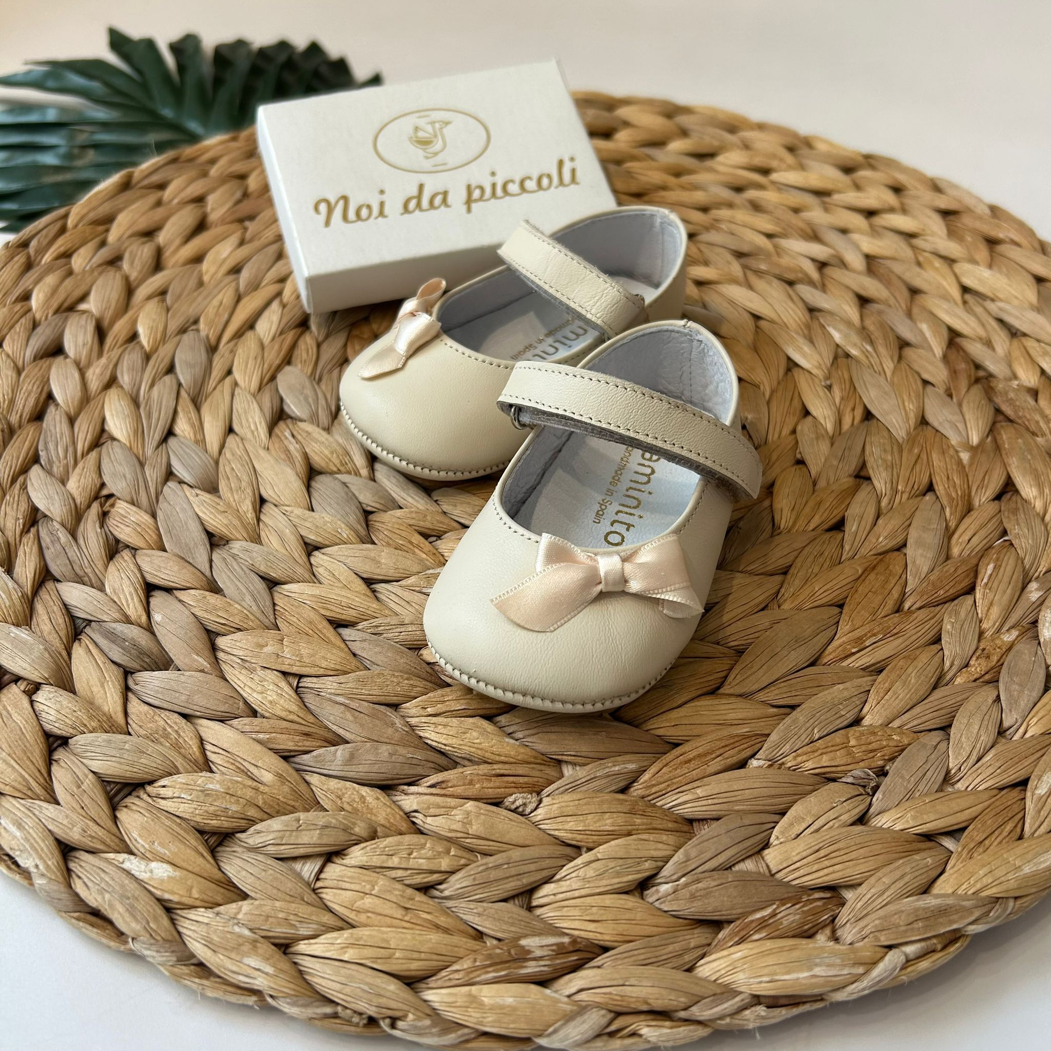 SCARPA CULLA IN PELLE AVORIO CON FIOCCHETTO - Noi da piccoli