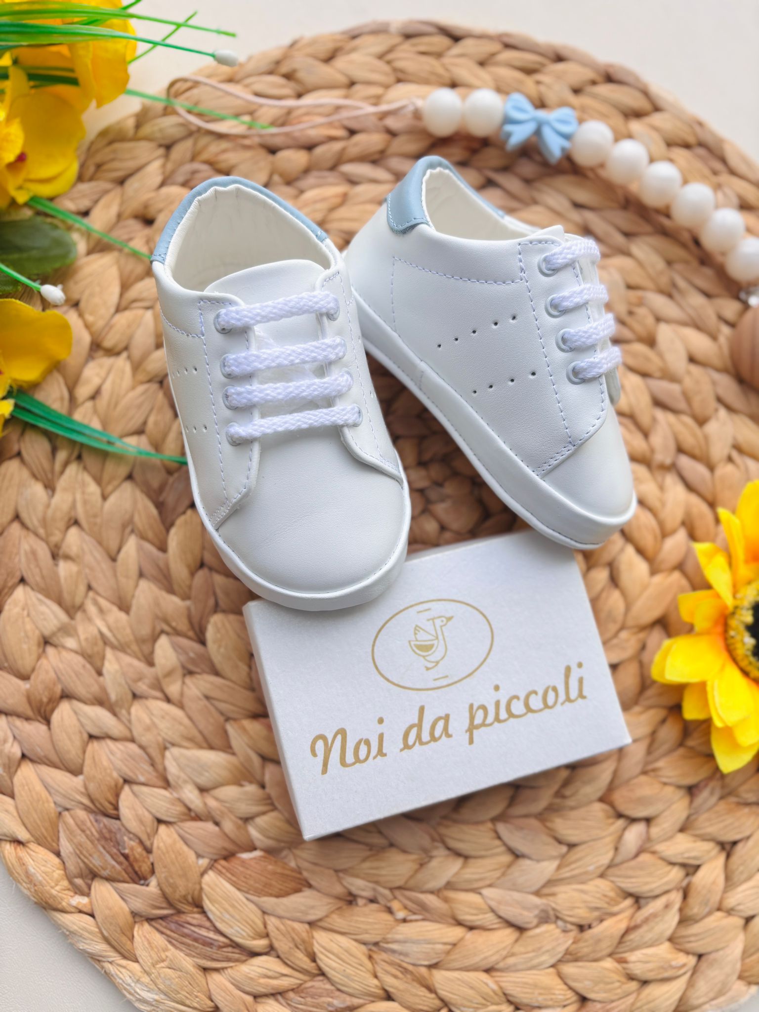 SCARPINA IN PELLE E TESSUTO CON LACCI BIANCO E CIELO - Noi da piccoli