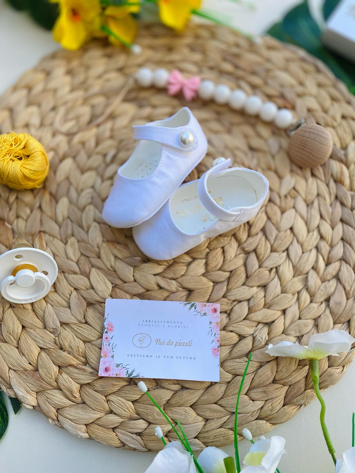 SCARPINE BIANCO CON BOTTONCINI IN PERLINA - Noi da piccoli