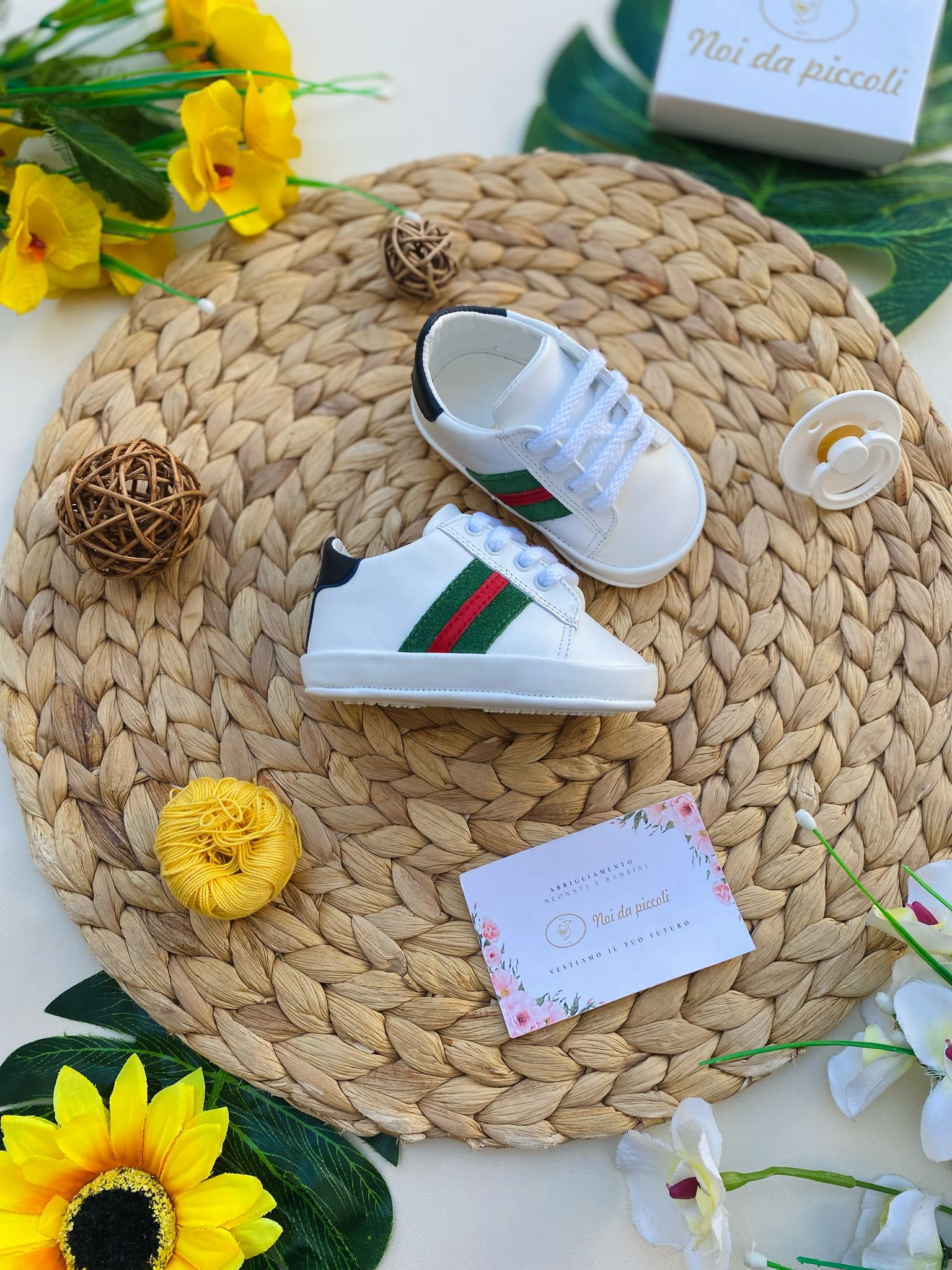 SCARPINE BIANCO CON STRISCIE VERDE E ROSSO - Noi da piccoli