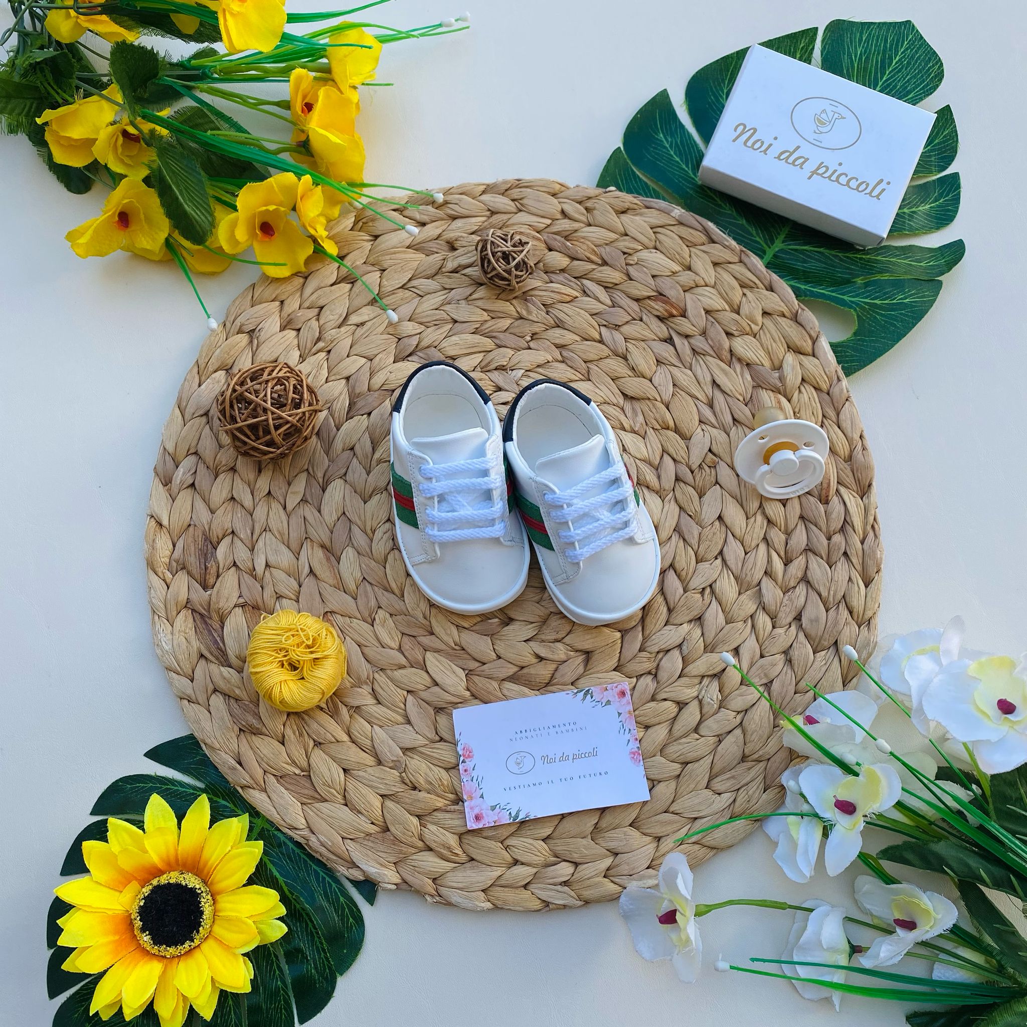 SCARPINE BIANCO CON STRISCIE VERDE E ROSSO - Noi da piccoli