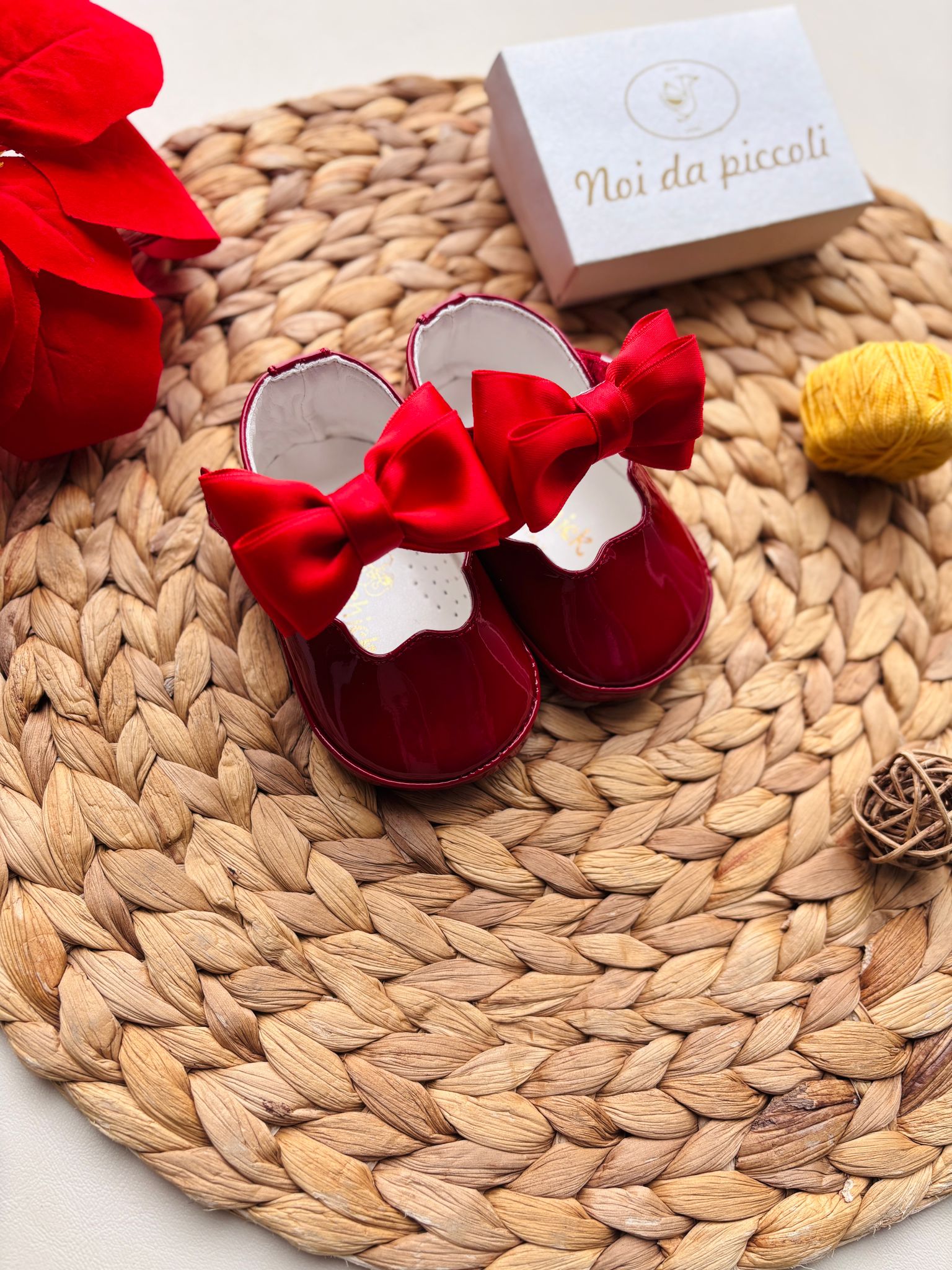 SCARPINE IN PELLE CON FIOCCHETTI IN RASO ROSSO - Noi da piccoli