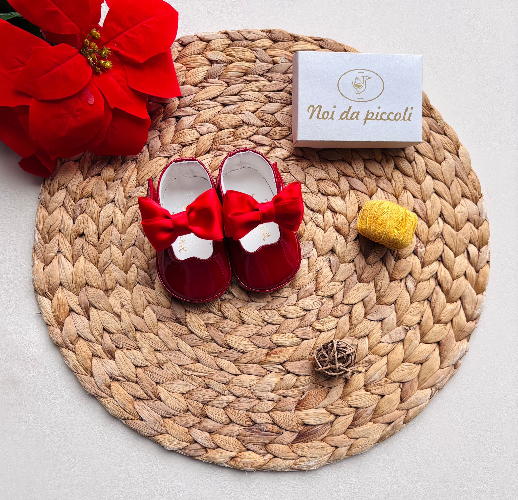 SCARPINE IN PELLE CON FIOCCHETTI IN RASO ROSSO - Noi da piccoli