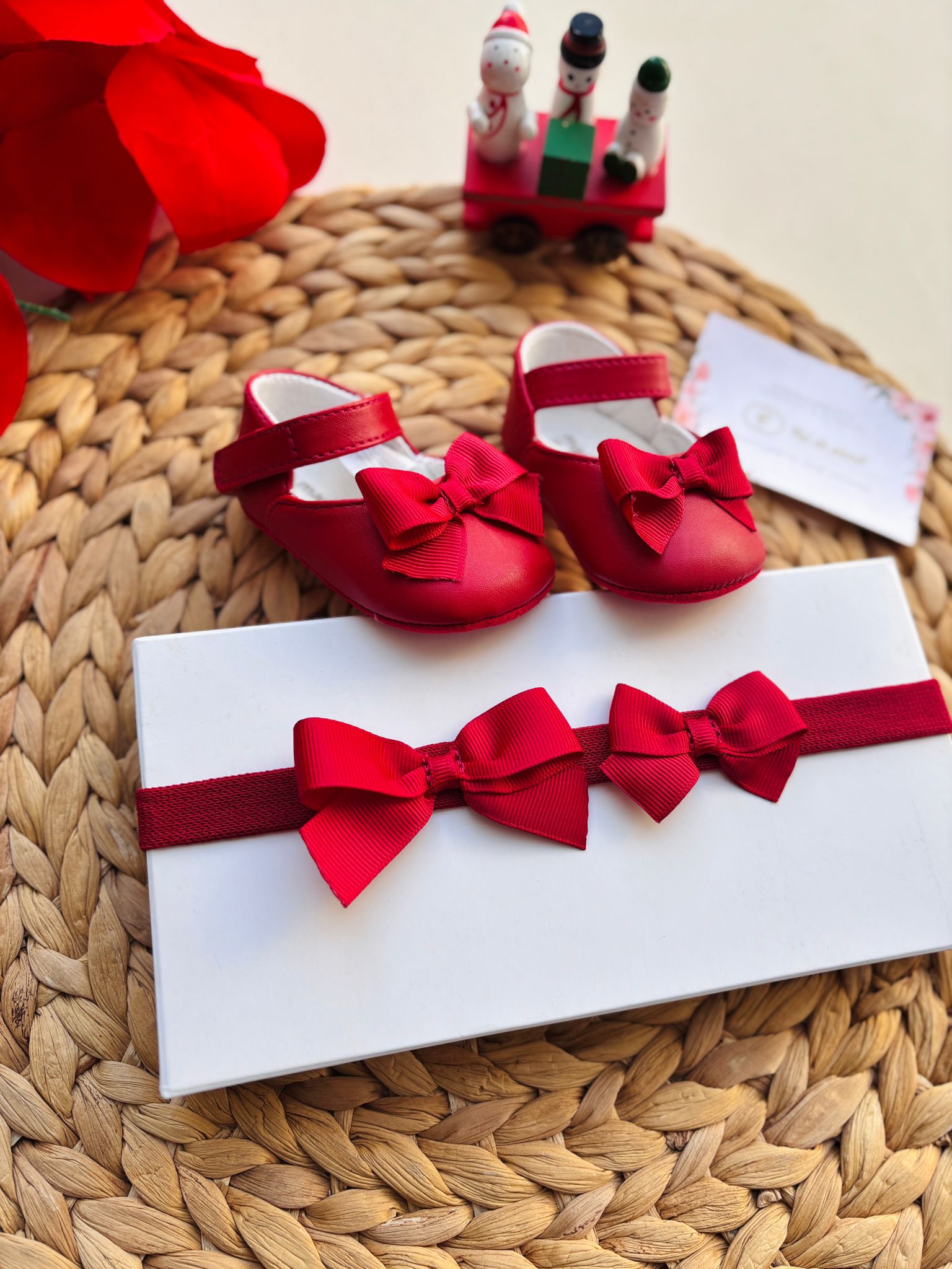 SCARPINE IN PELLE CON FIOCCHETTINI ABBINATA FASCIA PER CAPELLI CON FIOCCHETTI GUINDA - Noi da piccoli
