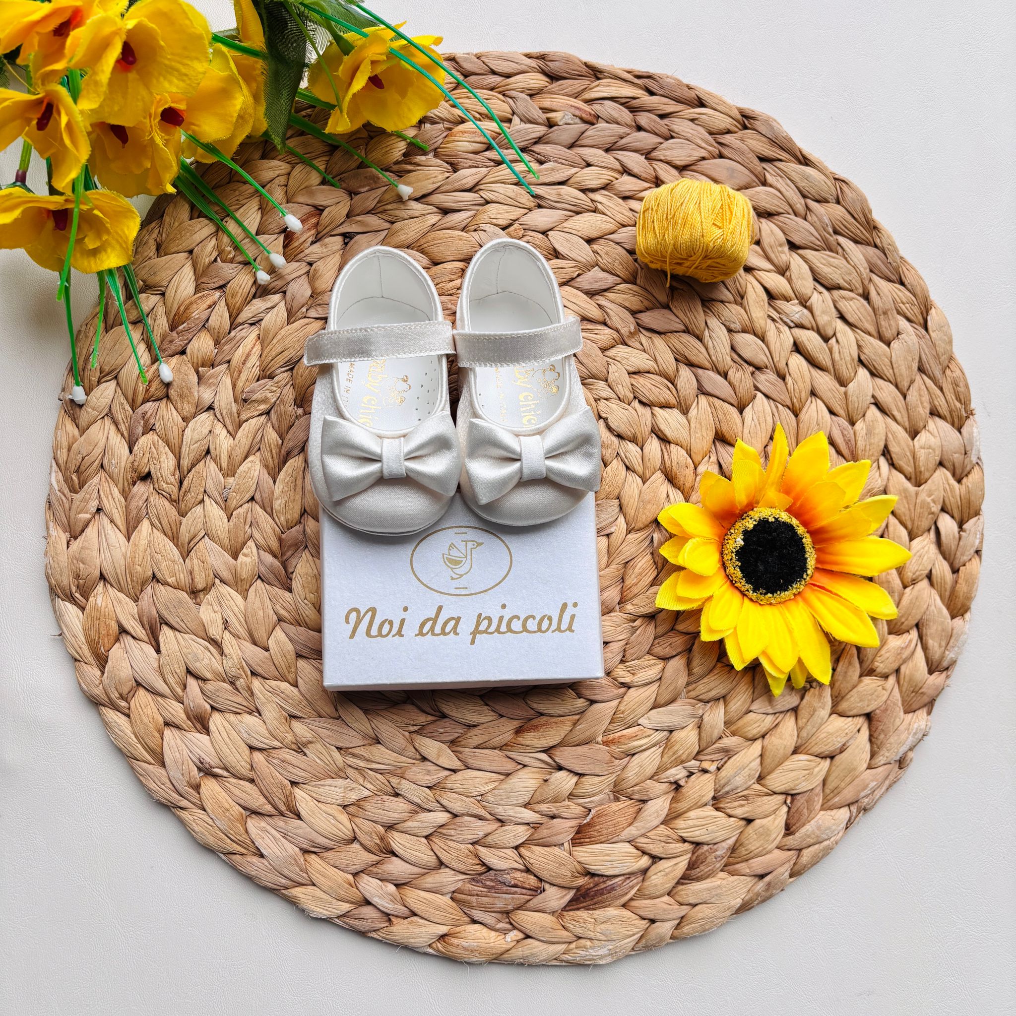 SCARPINE IN TESSUTO E PELLE CON FIOCCHETTI CRUDO - Noi da piccoli