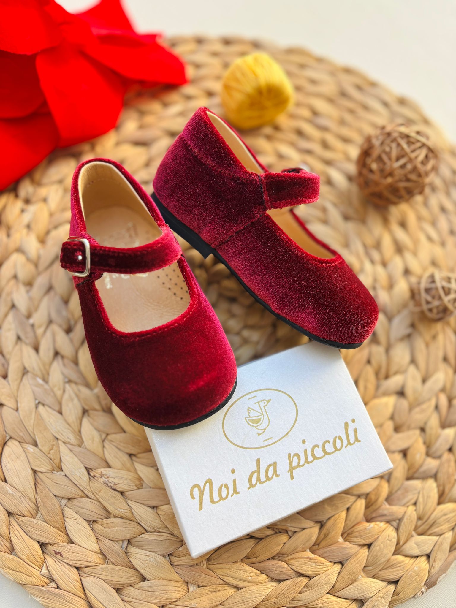 SCARPINE IN VELLUTO CON CINTURINO ROSSO - Noi da piccoli