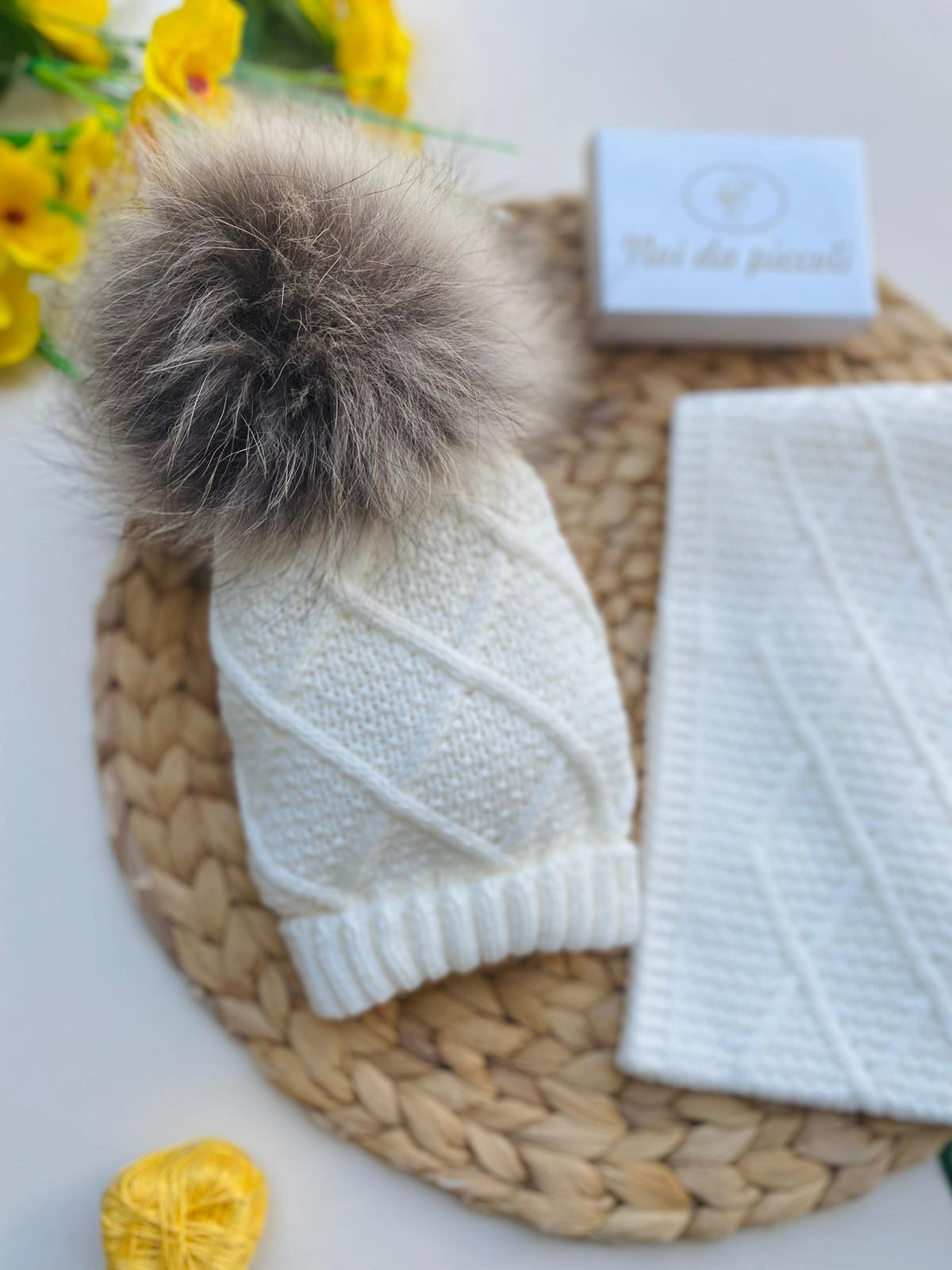 SCIARPA E CAPPELLINO CON POM - POM 100% ACRILICO PANNA - Noi da piccoli